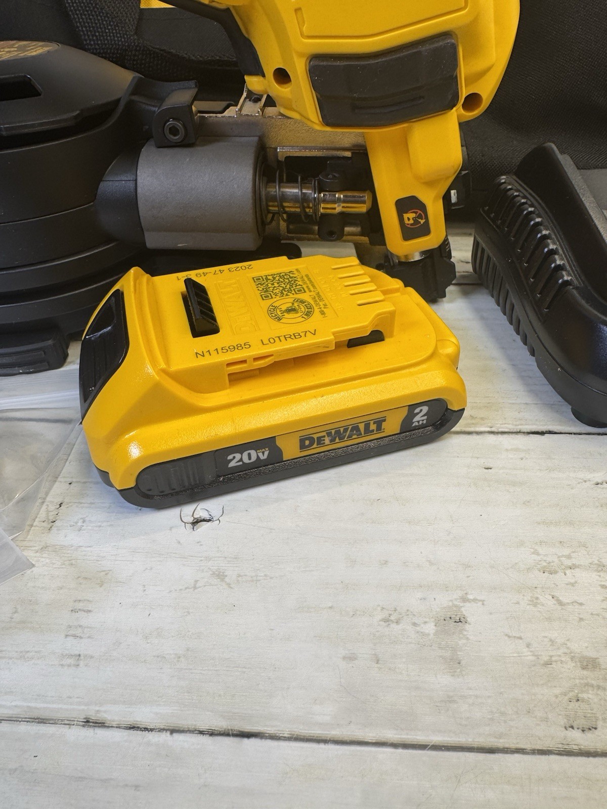 Dewalt (DCN45RND1) 20V MAX Lithium-Ion 15-Degree Cordless Roofing Nailer Kit