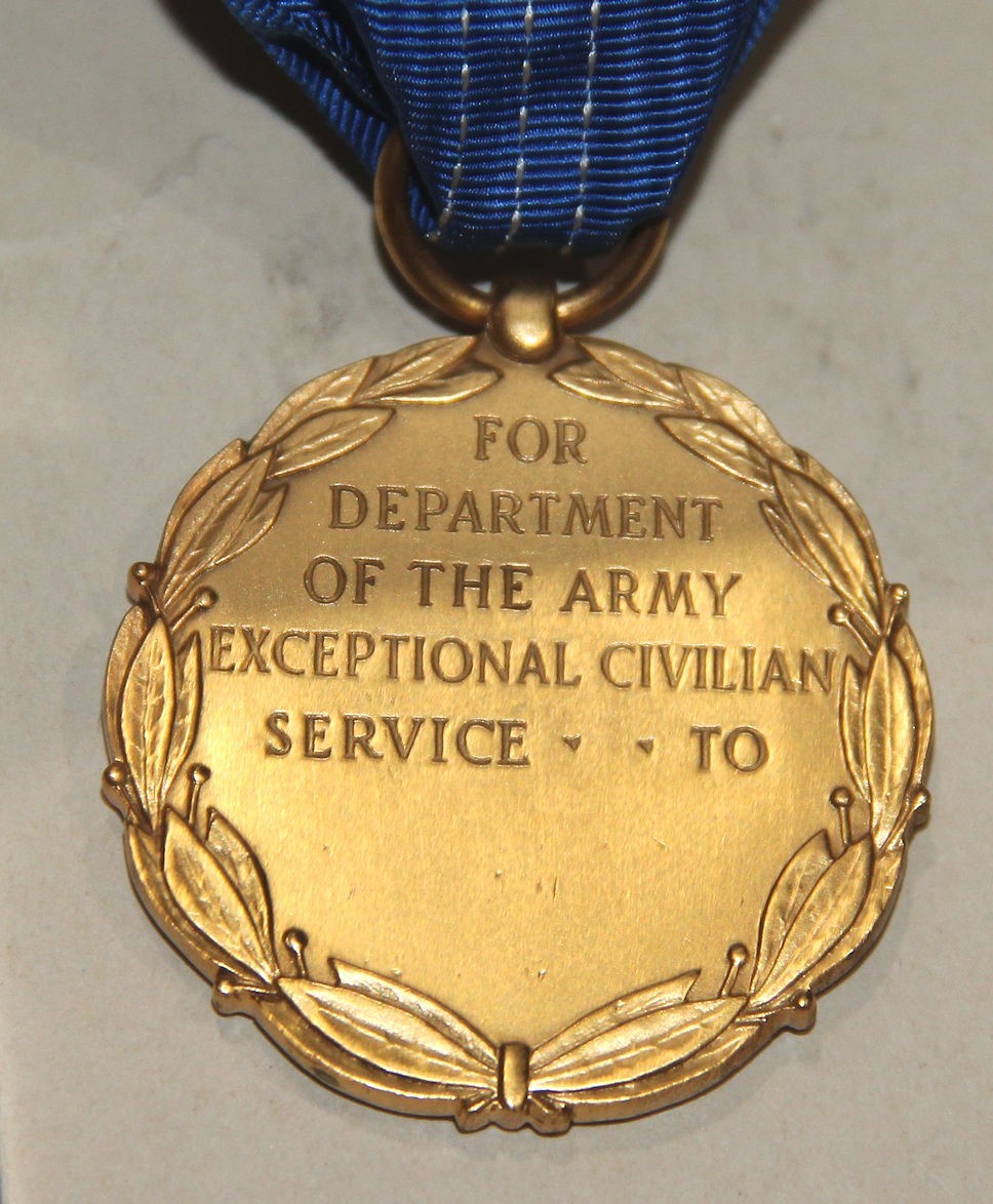 NICE POST WWII ARMY EXCEPTIONAL CIVILIAN SERVICE AWARD MEDAL IN BOX, SLOT BROACH