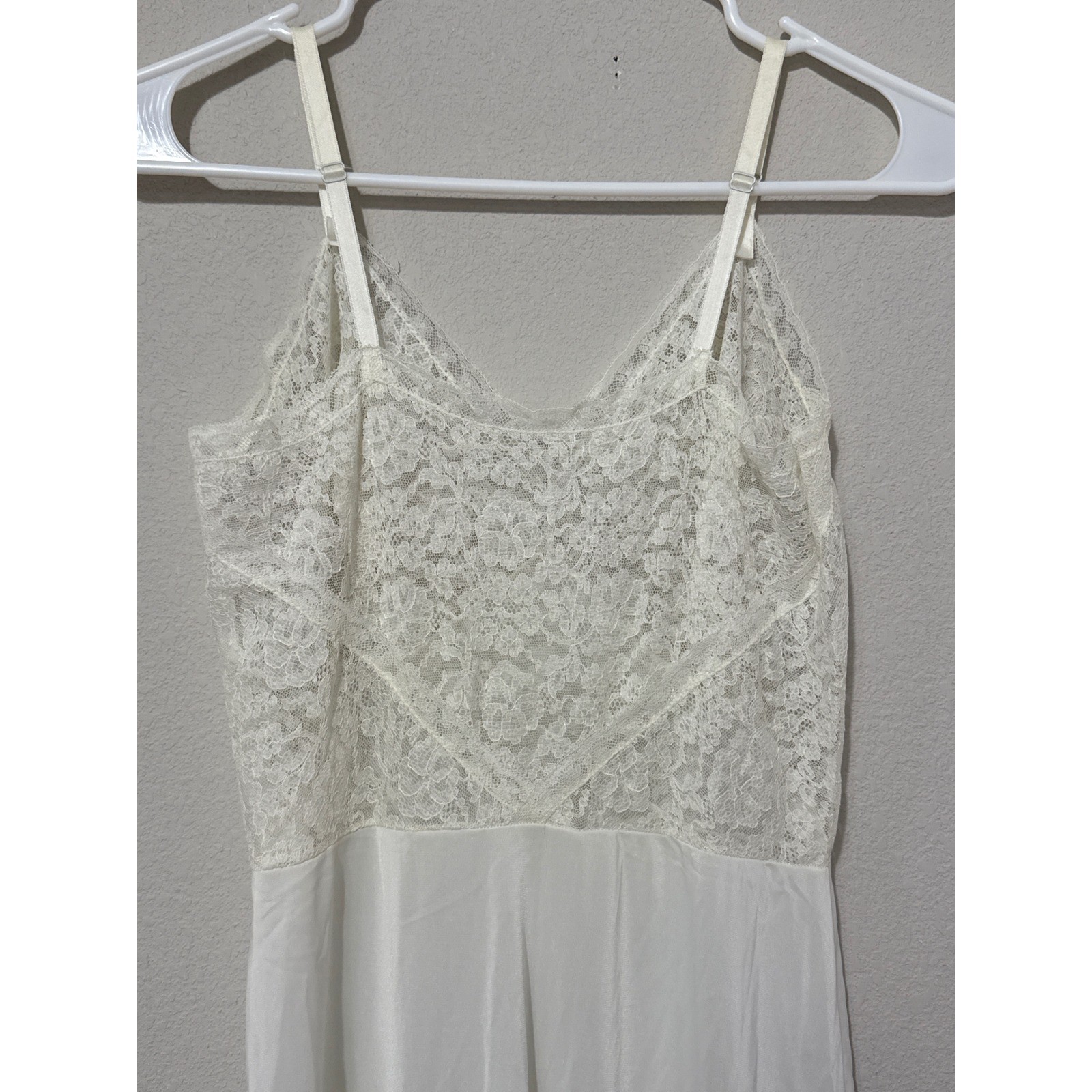 Vintage 1960's Van Raalte Lace Trimmed Full Slip Dress Size 32 Ivory Medium