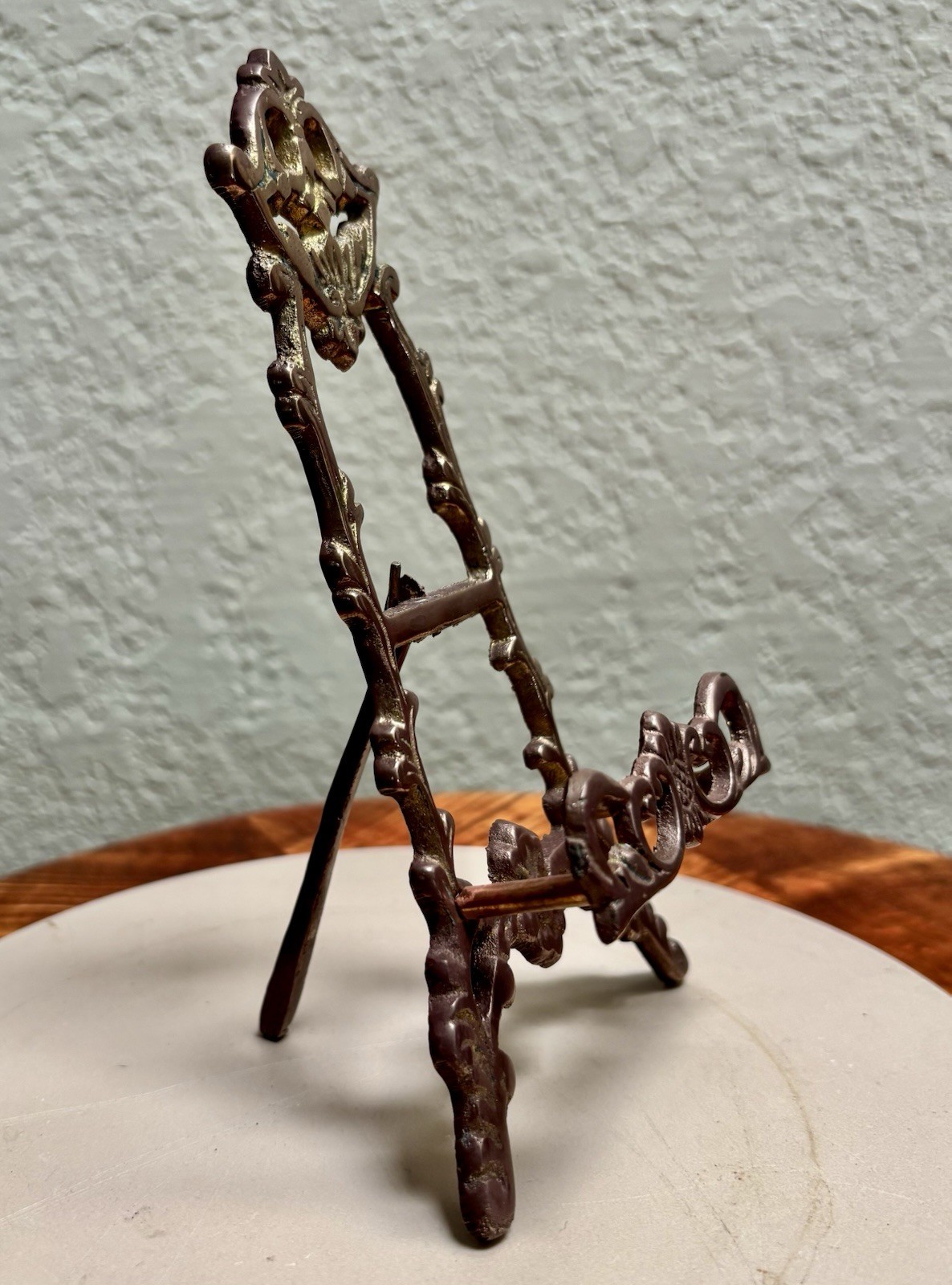 Pre Owned Vintage Small Ornate Elegant Carved Brass Easel Holder Decor