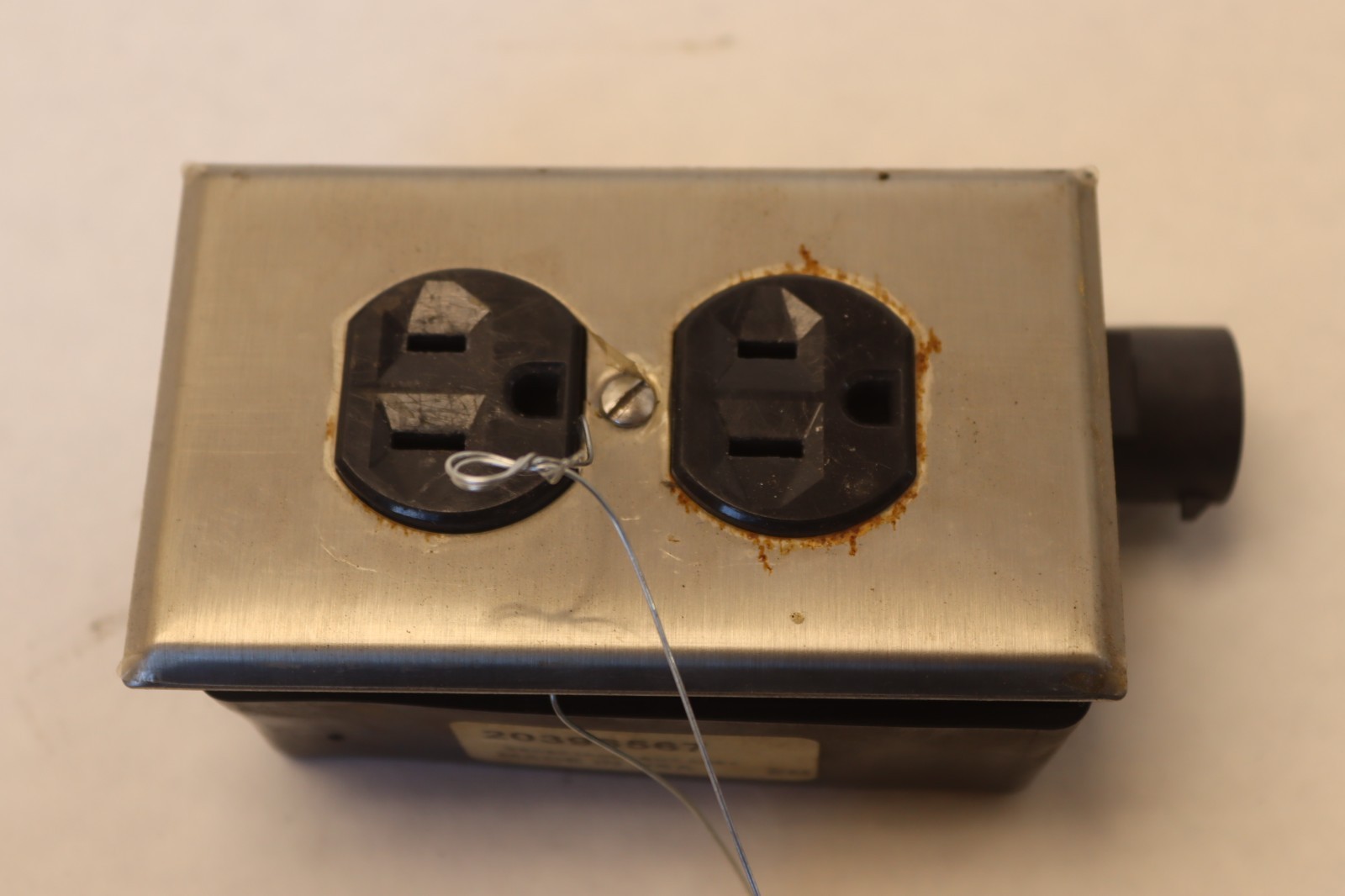 2018-2024 VOLVO VNL 760 / 860 POWER INVERTER SYSTEM RECEPTACLE BOX OEM