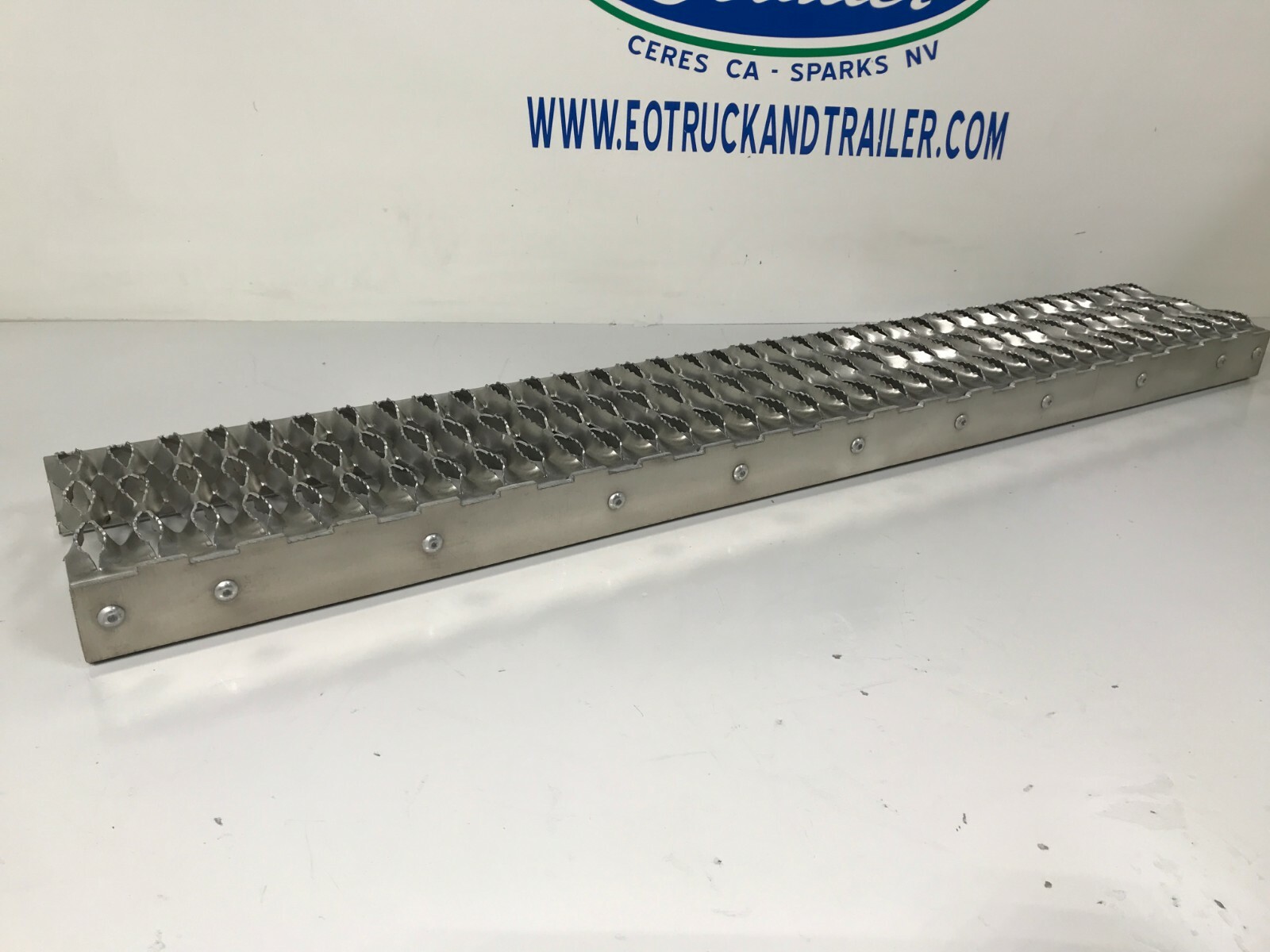 Peterbilt DPF Box Lower Aluminum Step - Heavy Duty