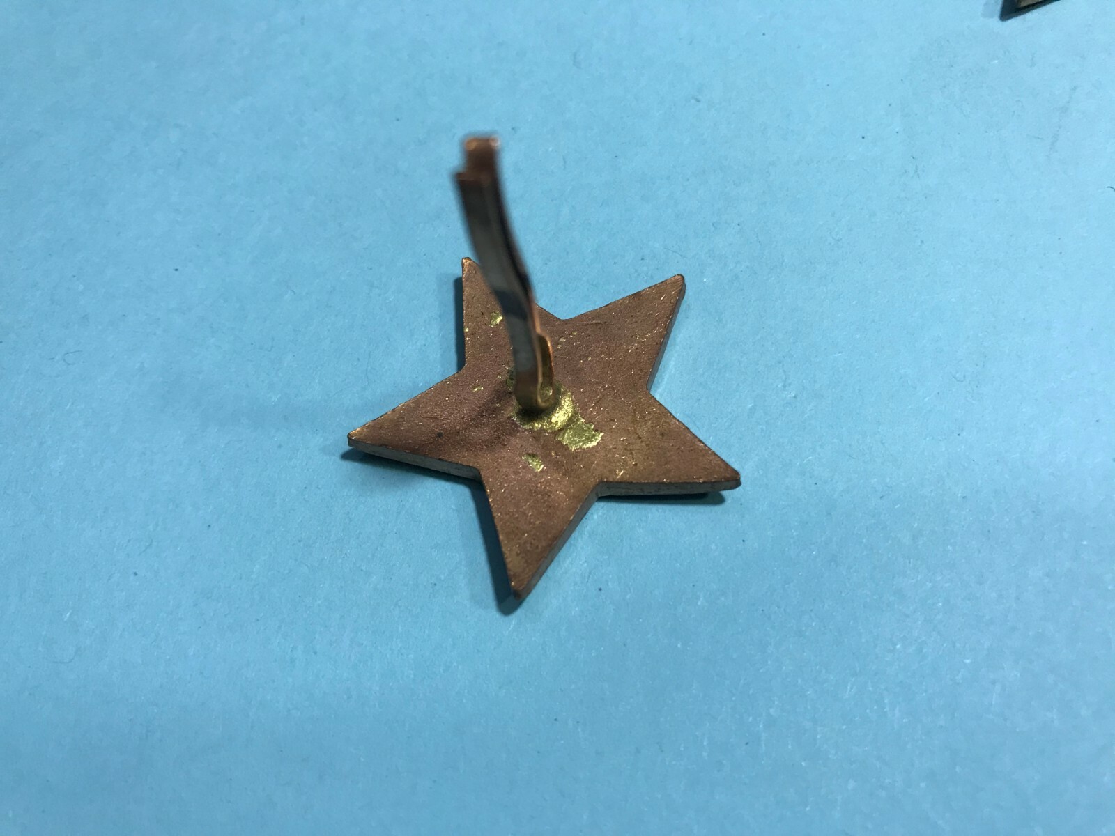 ALBANIAN COMMUNIST RED STAR MILITARY HAT PIN
