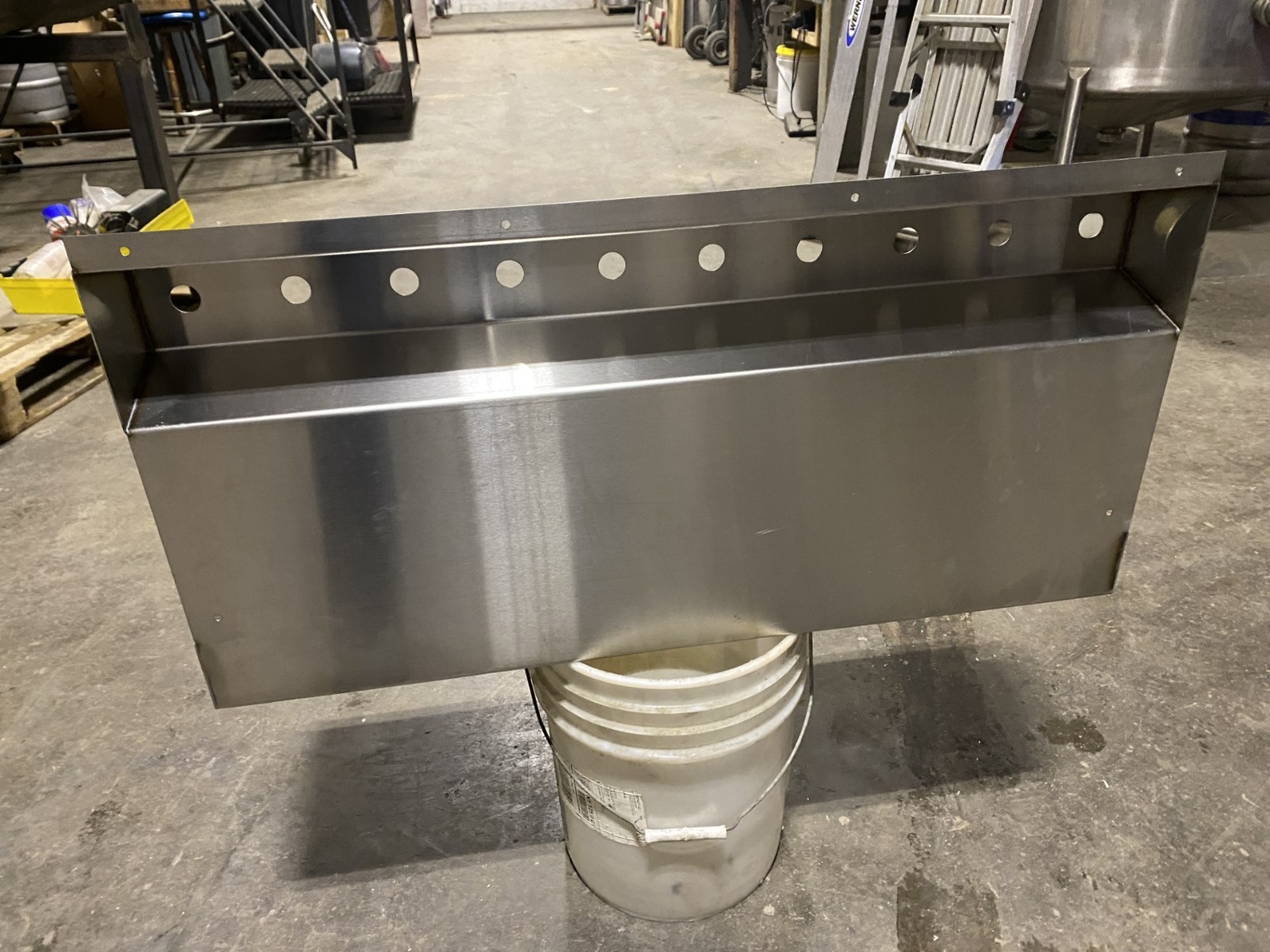 10 tap wall mounted beer tower dispenser with built in drip tray