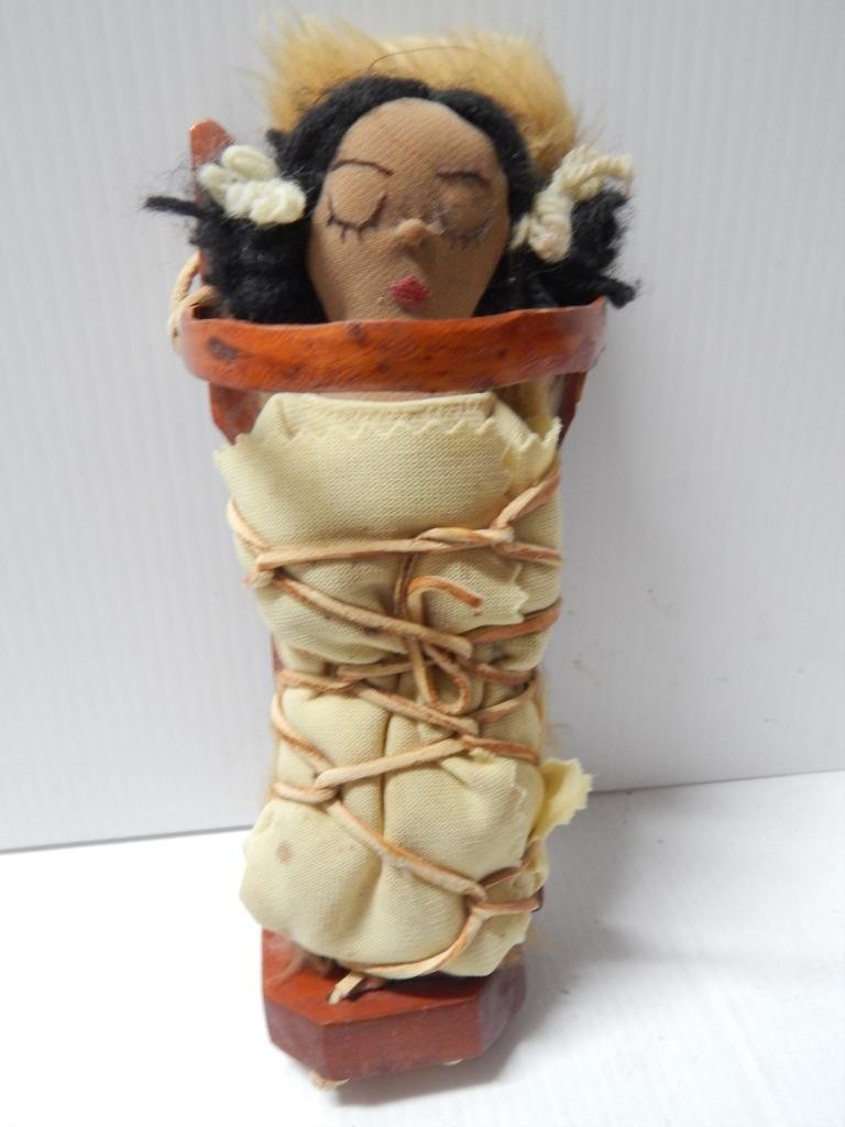 VINTAGE NAVAJO TOY / DOLL SIZED CRADLEBOARD W/ DOLL - NICE COND - XLNT GIFT