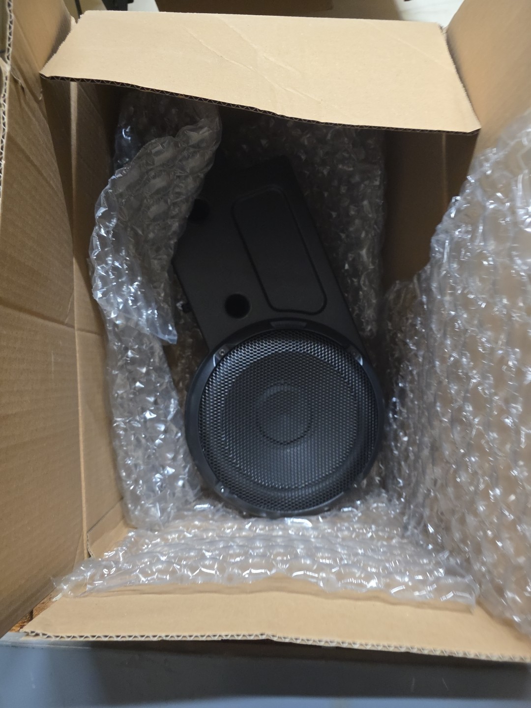 POLARIS GENERAL SUBWOOFER ASSEMBLY WITH MOUNTING BRACKET 2637563