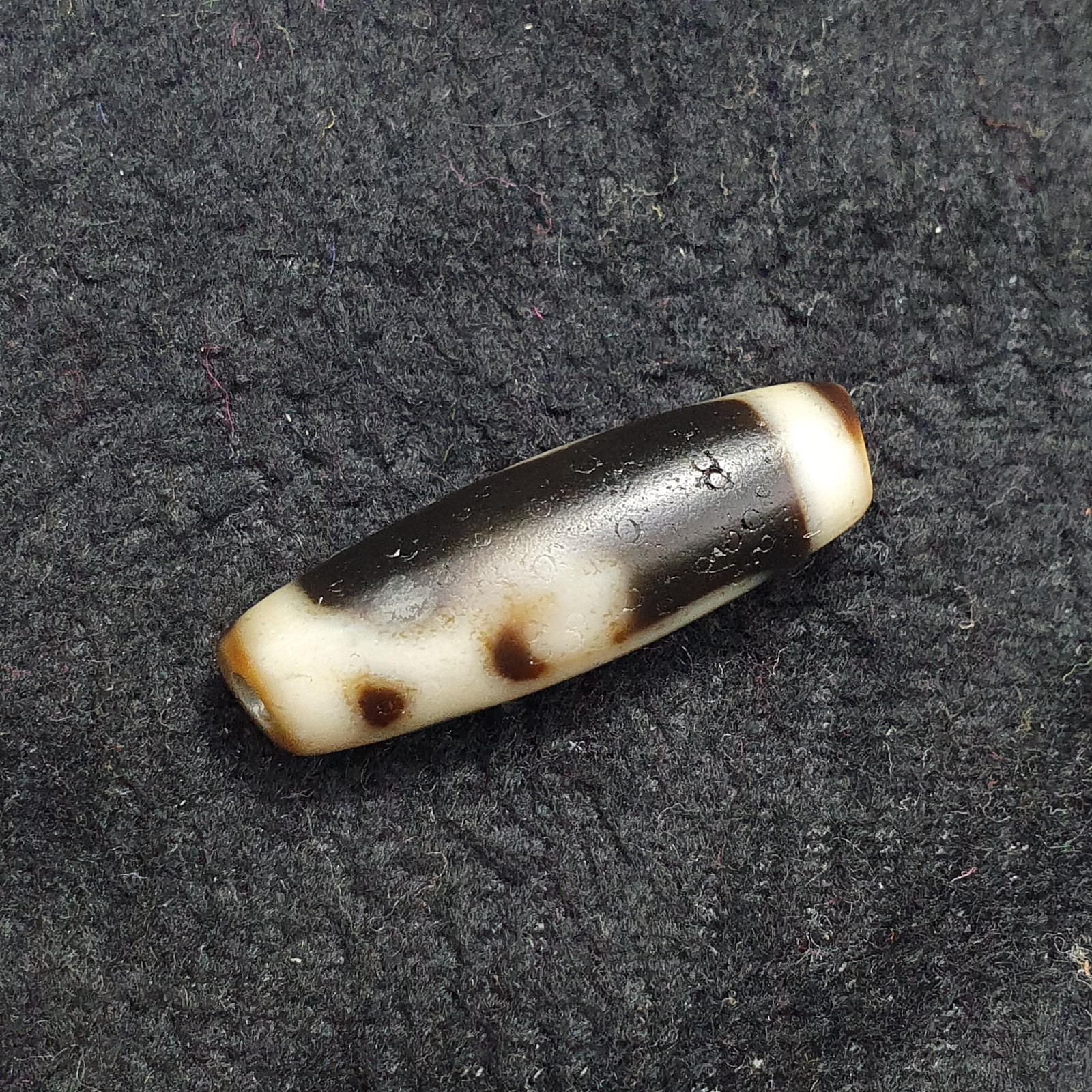 Tibetan dzi bead unique pattern symbols , rare himalayan agate bead