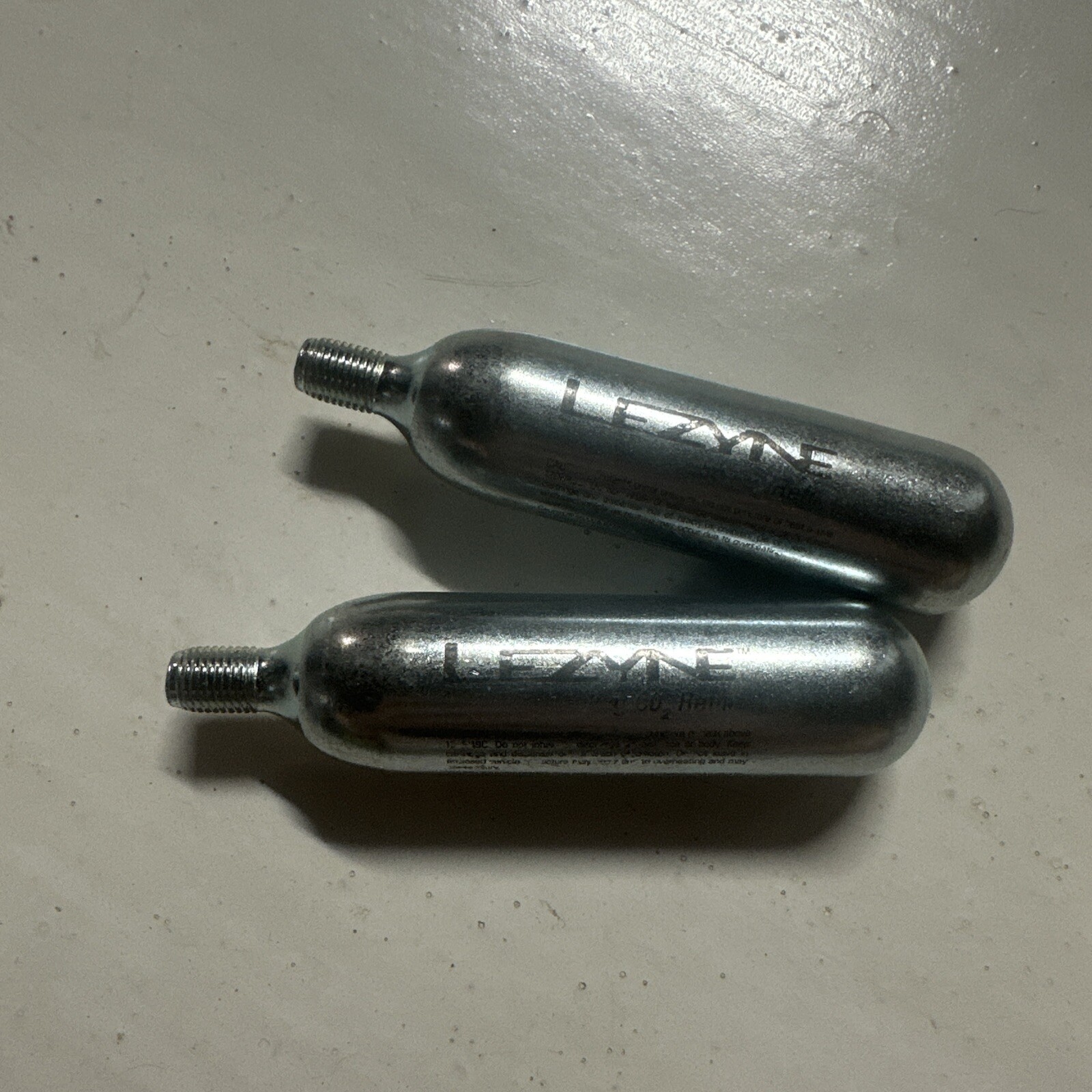 2 pack Lezyne 25G Threaded Co2 Cartridges Threaded 25g CO2 Refill Silver 2 Items