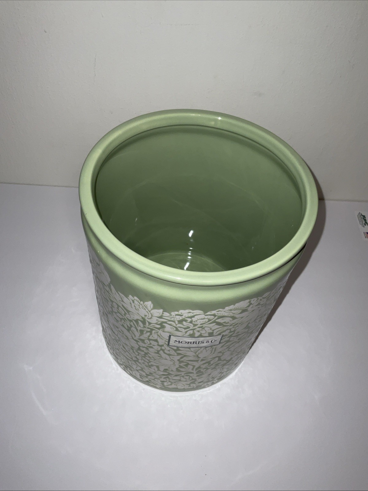 MORRIS & Co. GREEN WHITE ETCHED FLORAL 10x8 EVERTED RIM CERAMIC WASTEBASKET NWT