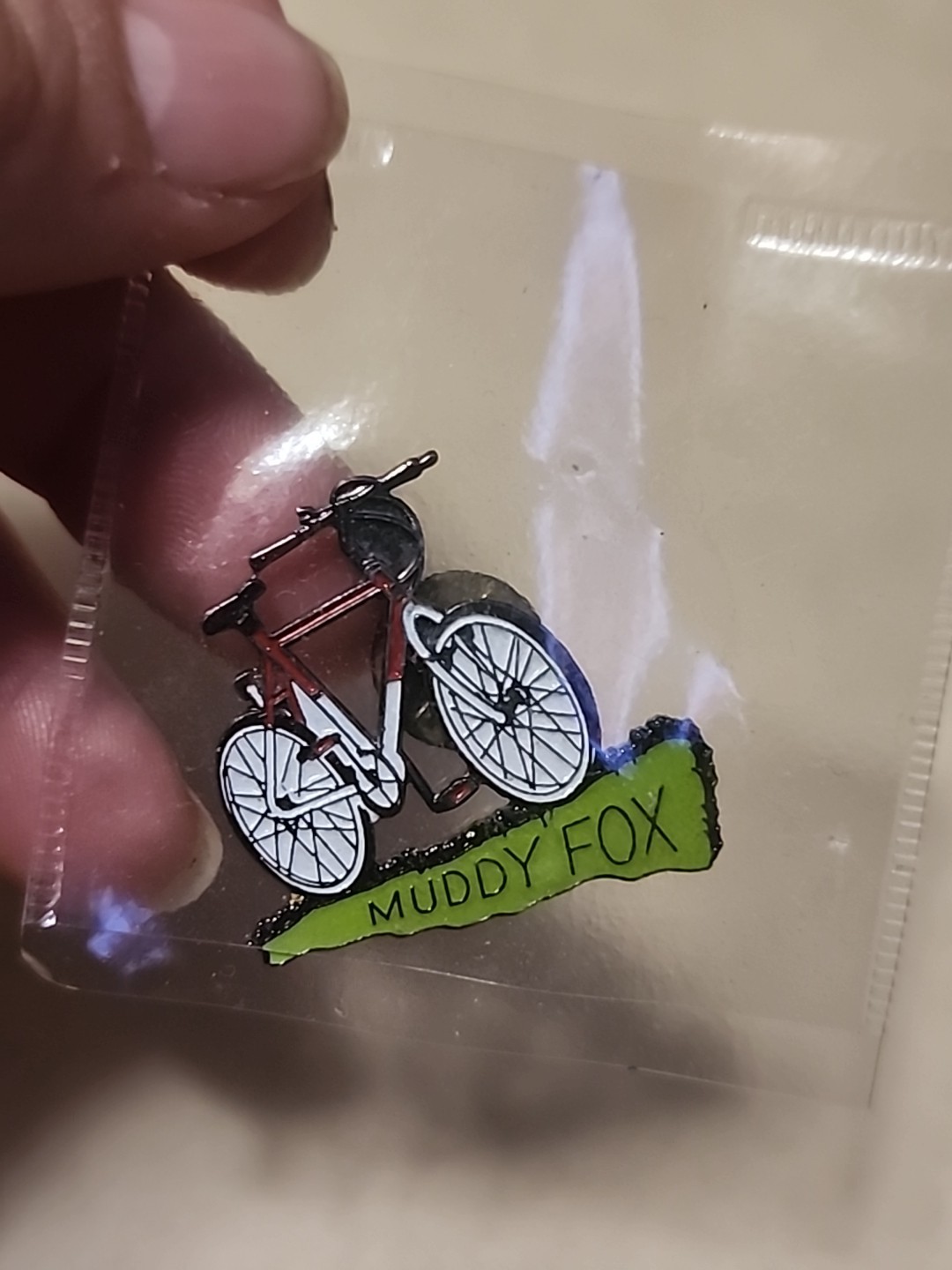 MUDDY FOX / MUDDYFOX BMX MOUNTAIN BIKES RARE 1980s CYCLING PIN BADGE