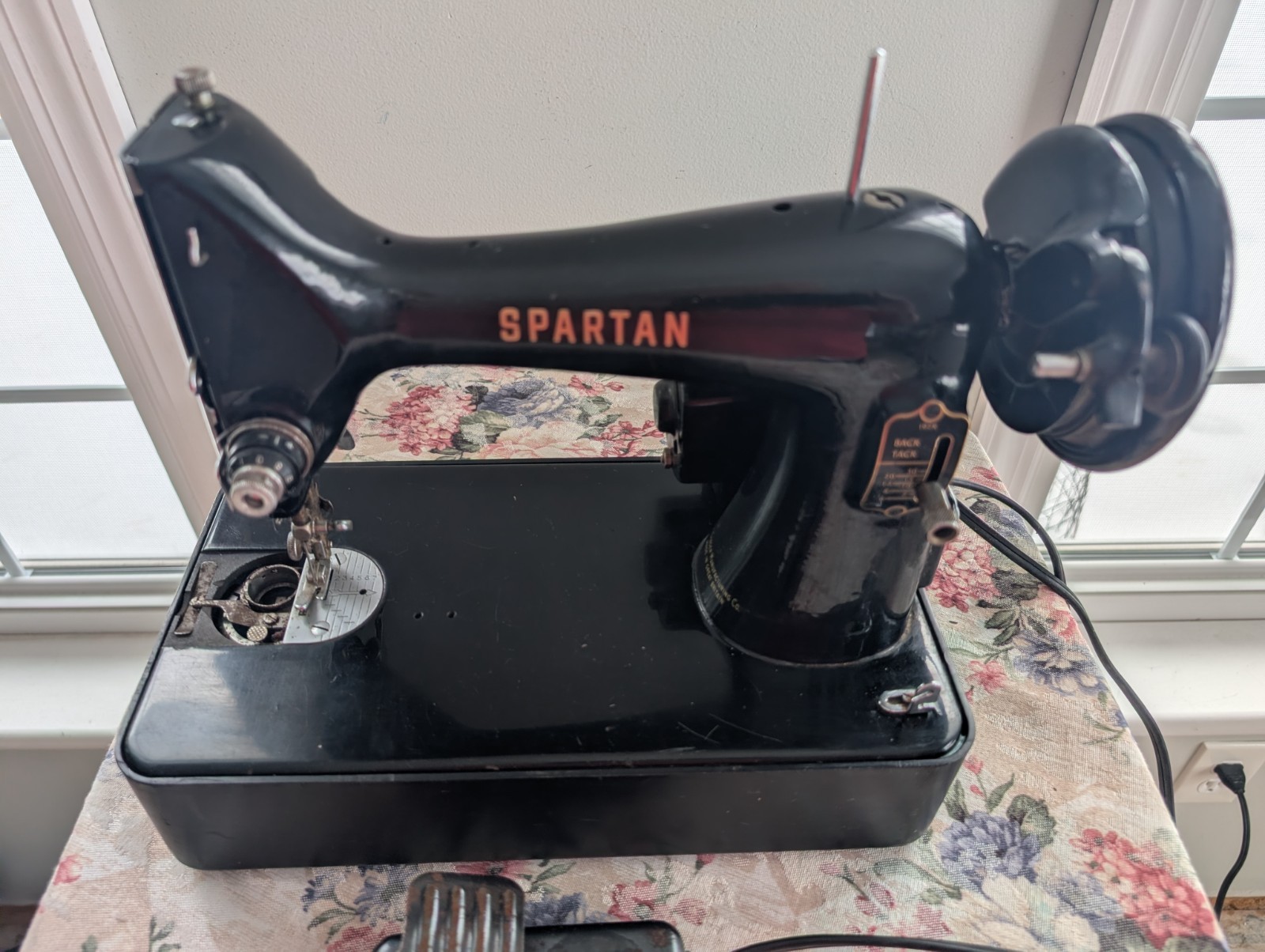 Vintage Singer Spartan 192K Sewing Machine w/Pedal - Needs Belt & Missing Plate