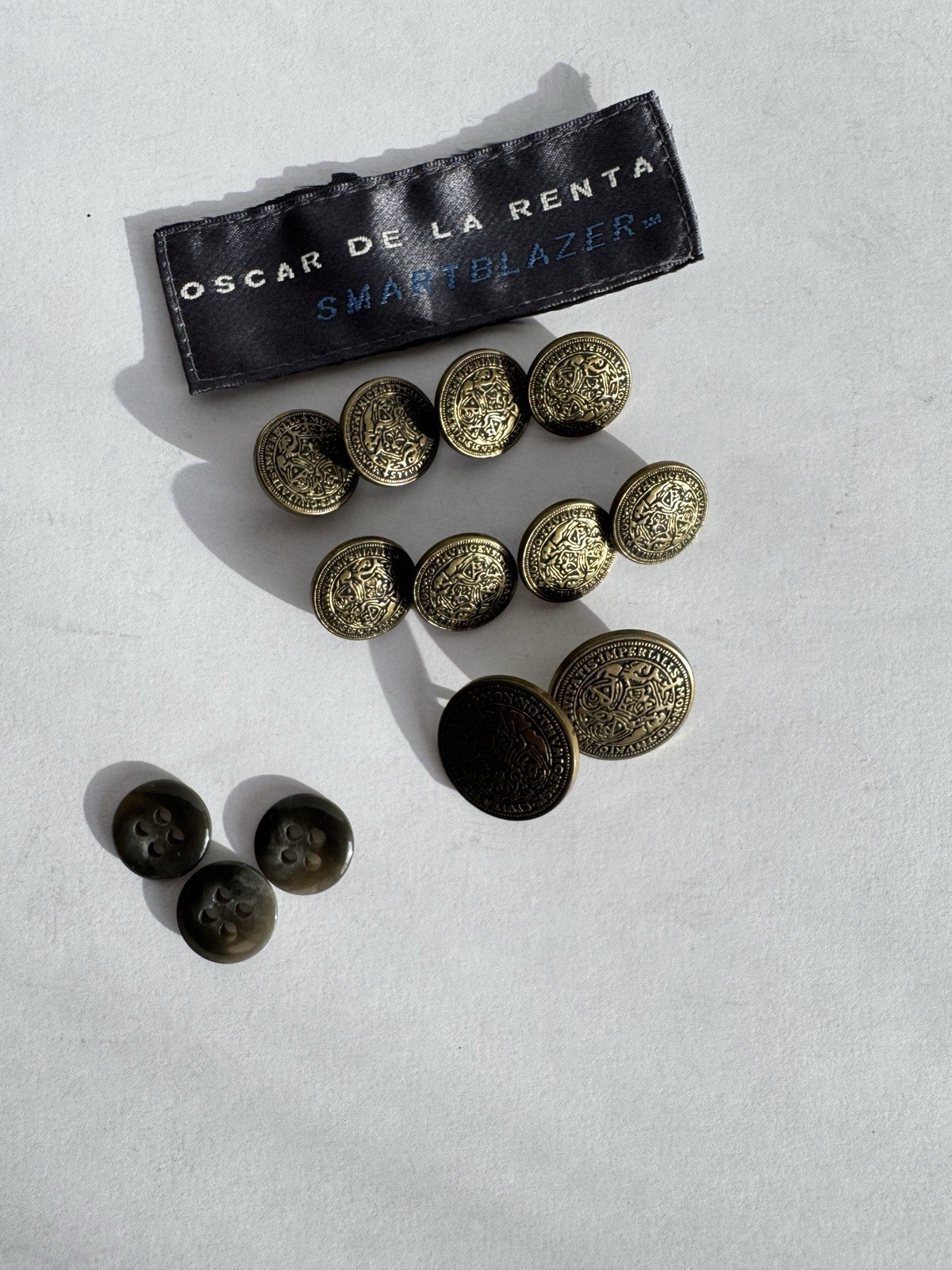 Oscar de la Renta Blazer 10 Button Set Bronze Filigree Lions Shield Latin Phrase