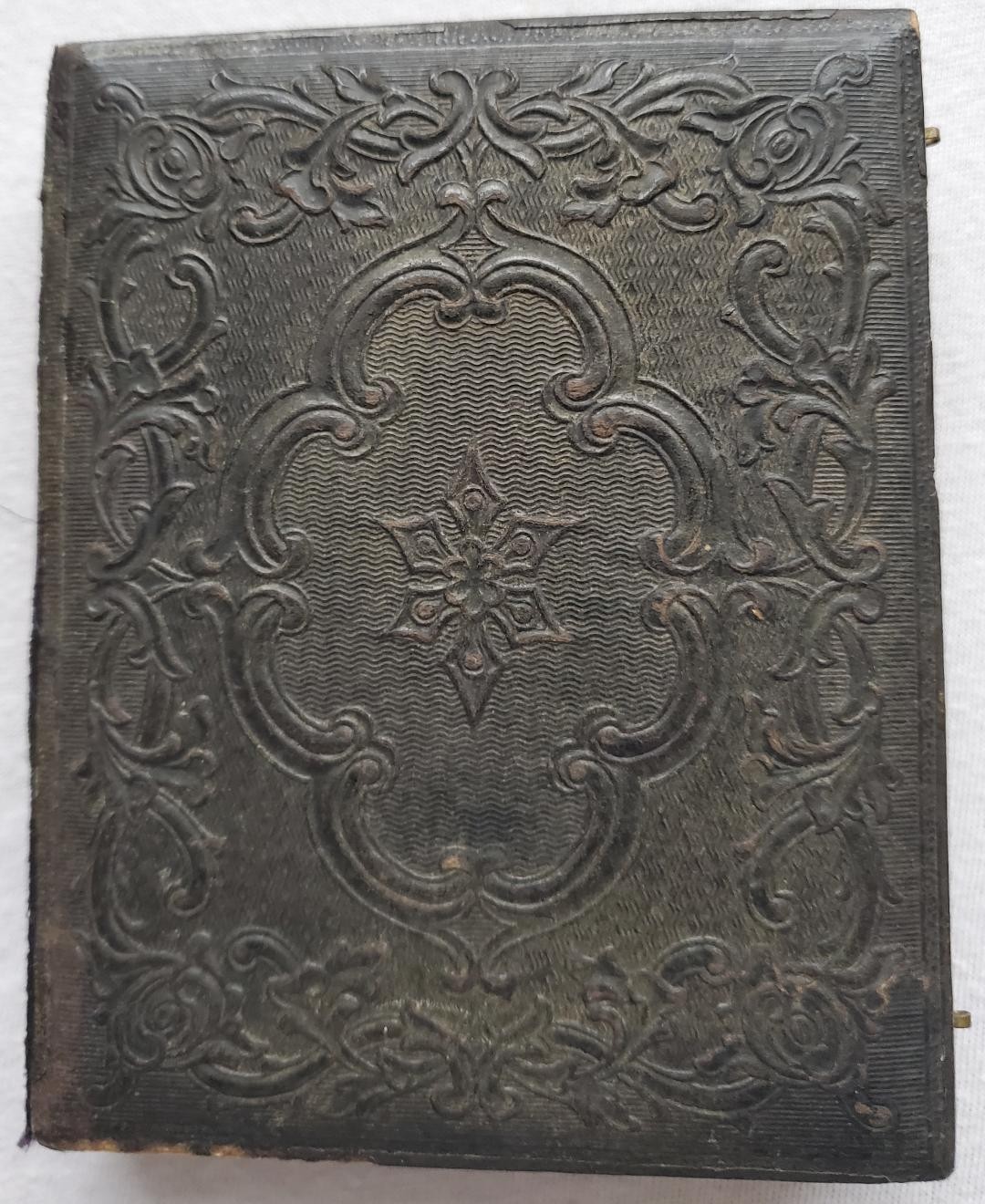 Civil War Tintype Photograph Union Artilleryman Armed with Saber.