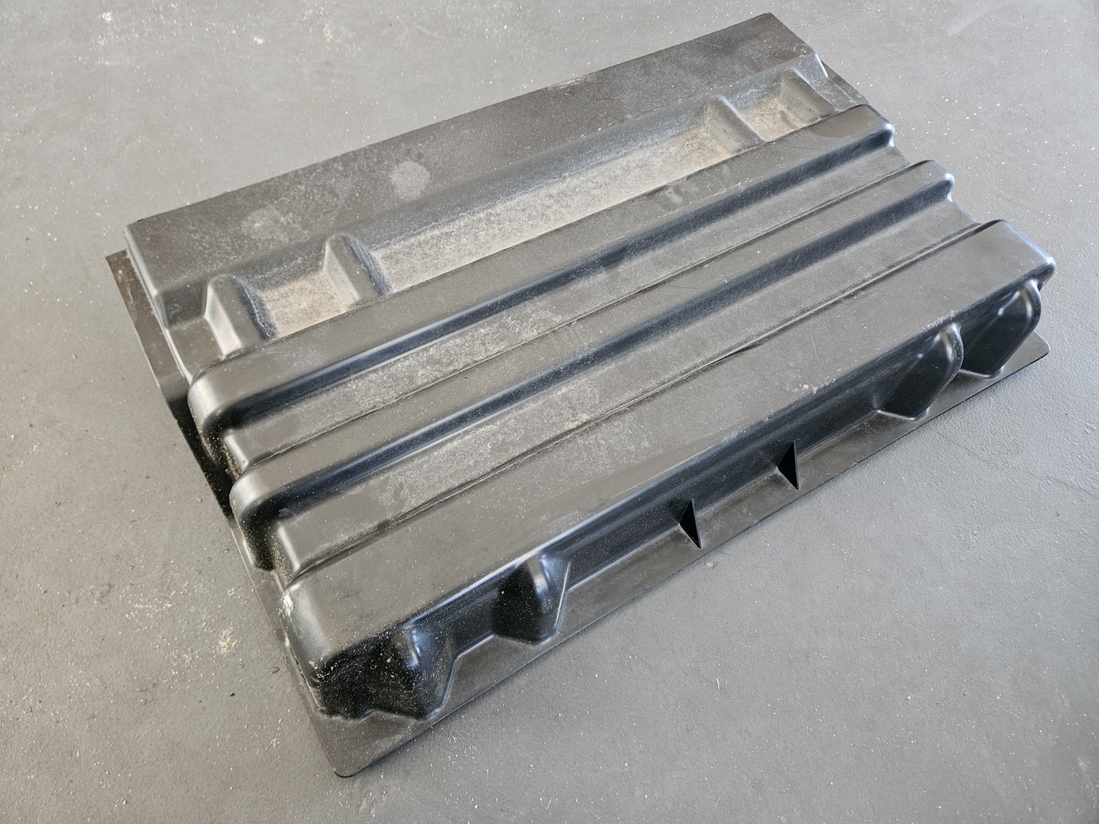 3576965C1 INTERNATIONAL BATTERY BOX COVER - OEM - USED - FAST SHIPPING