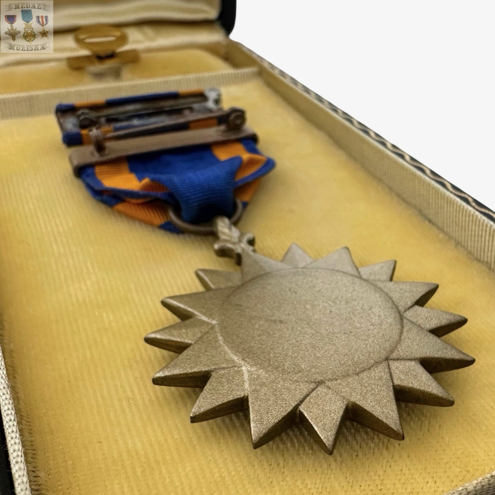 WWII ARMY AIR CORPS AIR MEDAL RIBBON BAR LAPEL PIN CASE OAK LEAF CLUSTERS WW2