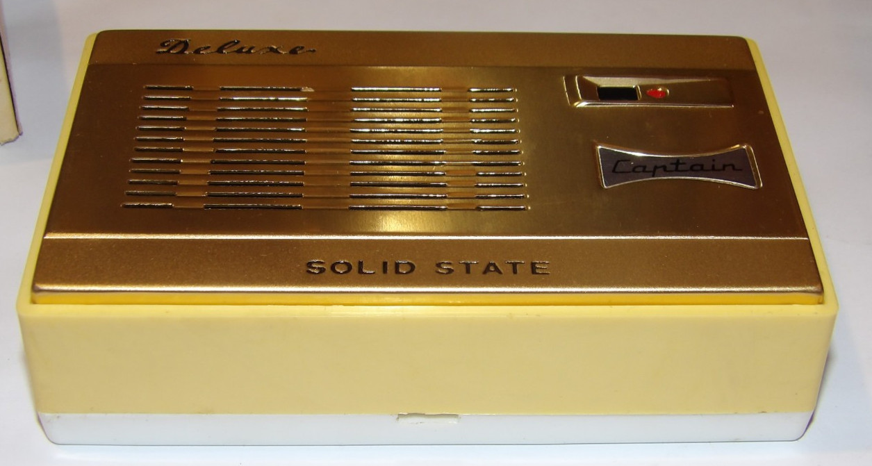 VINTAGE 1960s CAPTAIN DELUXE AM TRANSISTOR RADIO! W/CASE & BOX! HONG KONG!