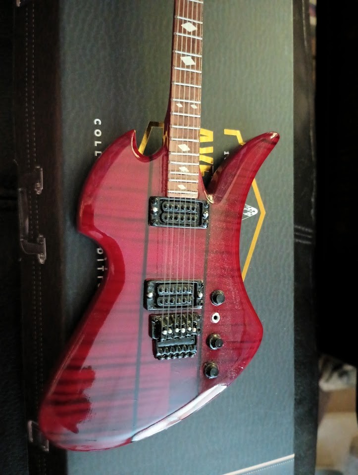 AXE HEAVEN: SL164 SLASH GUNS N ROSES BC RICH MOCKINGBIRD Mini Guitar 10"