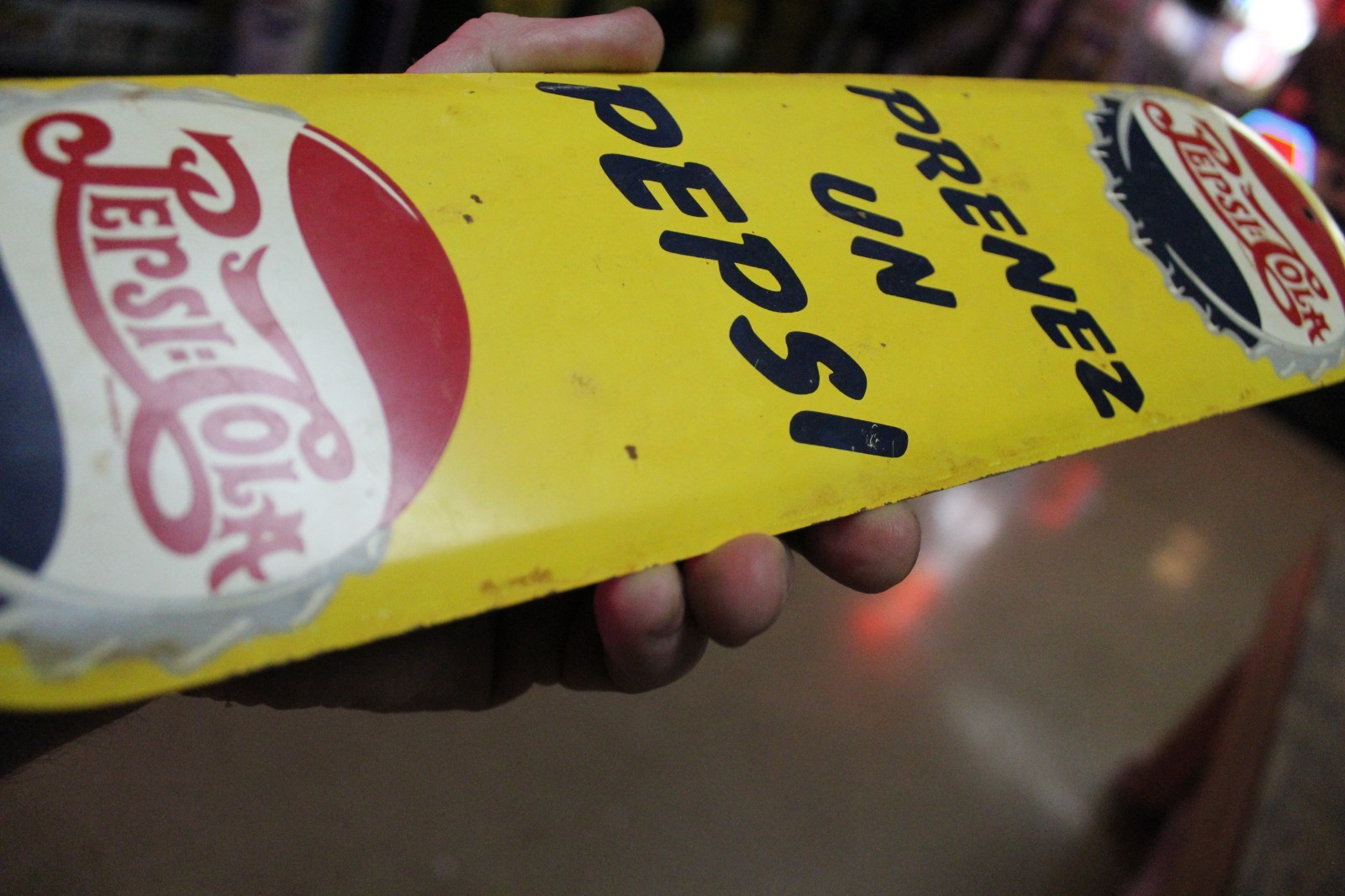 RARE 1950s PRENEZ UN PEPSI COLA STAMPED PAINTED METAL DOOR SIGN POP SODA COKE