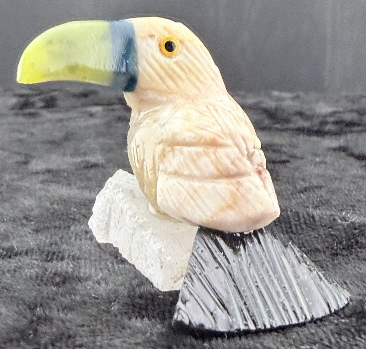 Gemstone Bird Sculpture on Mineral Base.   22 g.    39x34x33  mm