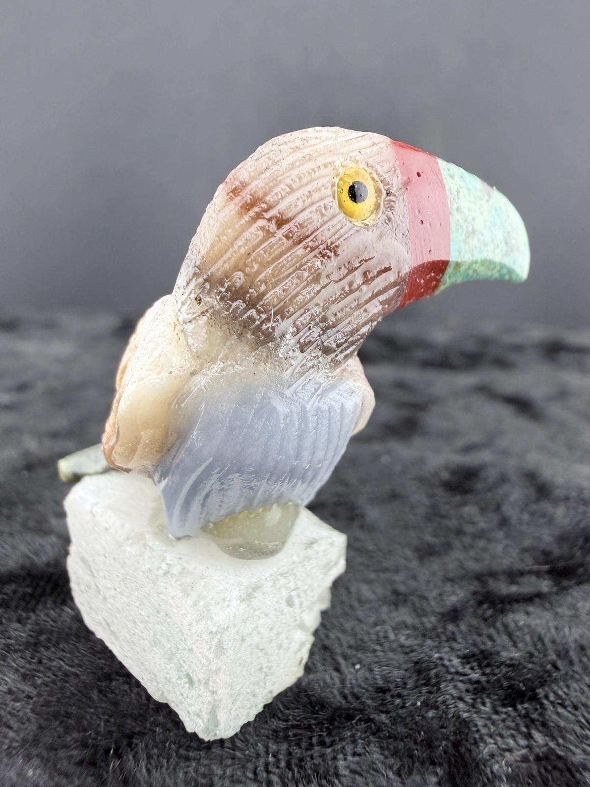 Gemstone Bird Sculpture on Mineral Base. 22 g. 27x31x40 mm