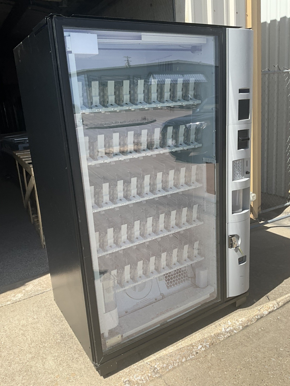 24 Dixie Narco Bev Max CPI Glass Front Beverage Vending Machine 5800-4HC refrige