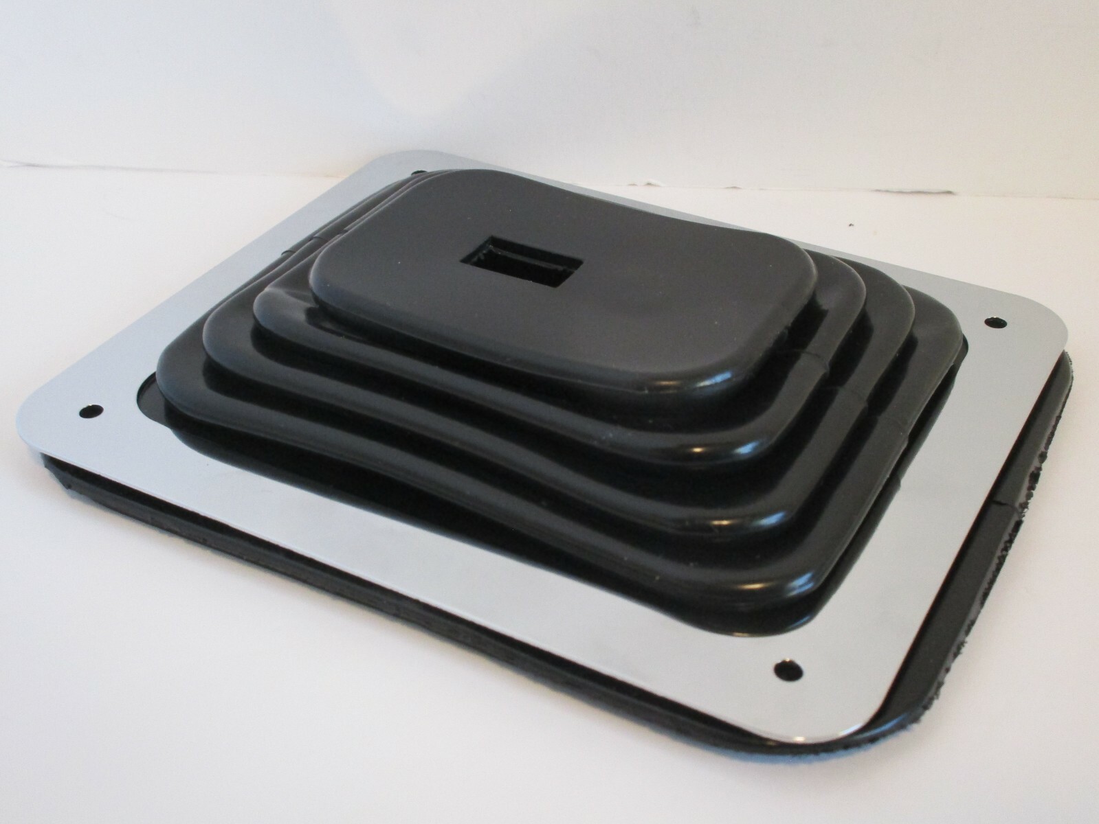 HURST B&M STYLE RUBBER SHIFTER BOOT W/CHROME PLATE 5 1/4"X6 3/8" UNIVERSAL #9630