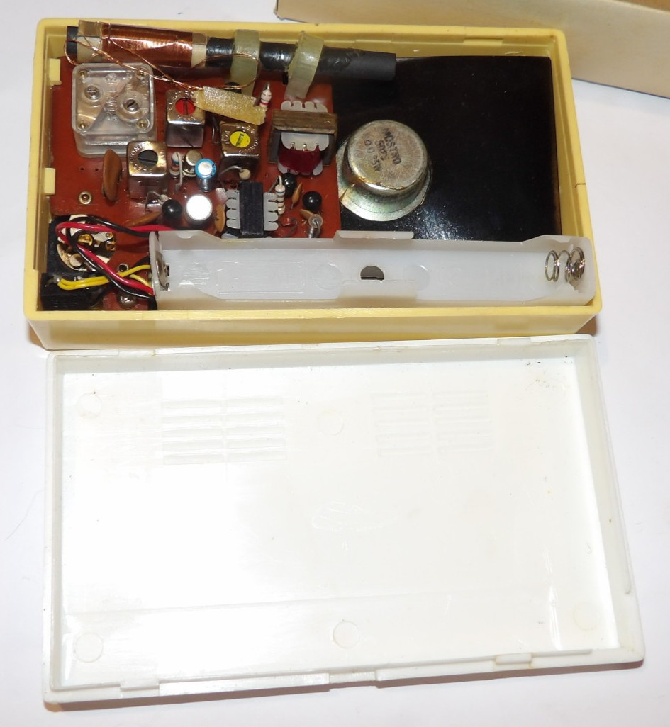 VINTAGE 1960s CAPTAIN DELUXE AM TRANSISTOR RADIO! W/CASE & BOX! HONG KONG!