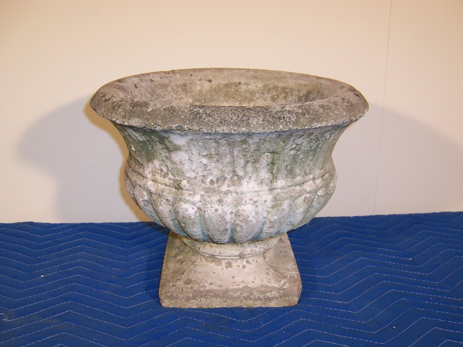 Nice Antique Weathered Concrete Garden Flowerpot Planter Urn Old White Paint