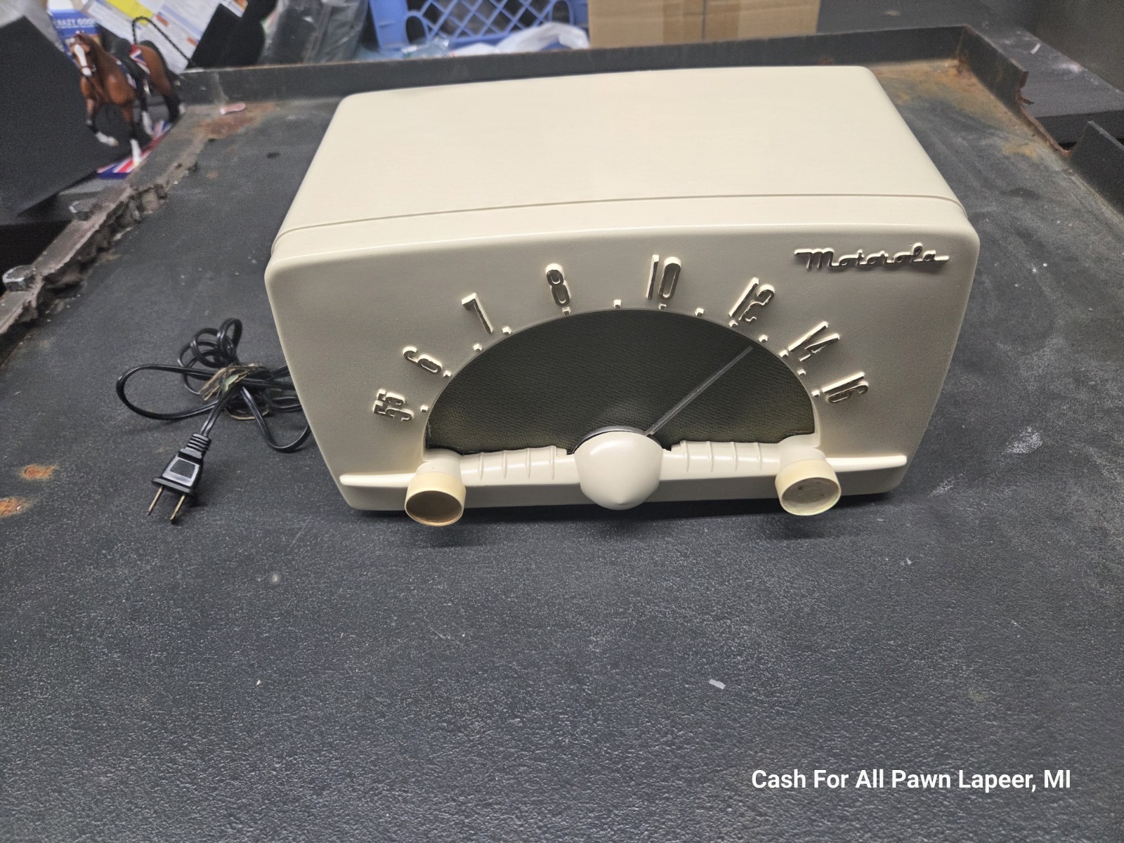 Vintage Motorola 69X “TORPEDO” Tube Radio Mid Century 1950s Works art deco cream