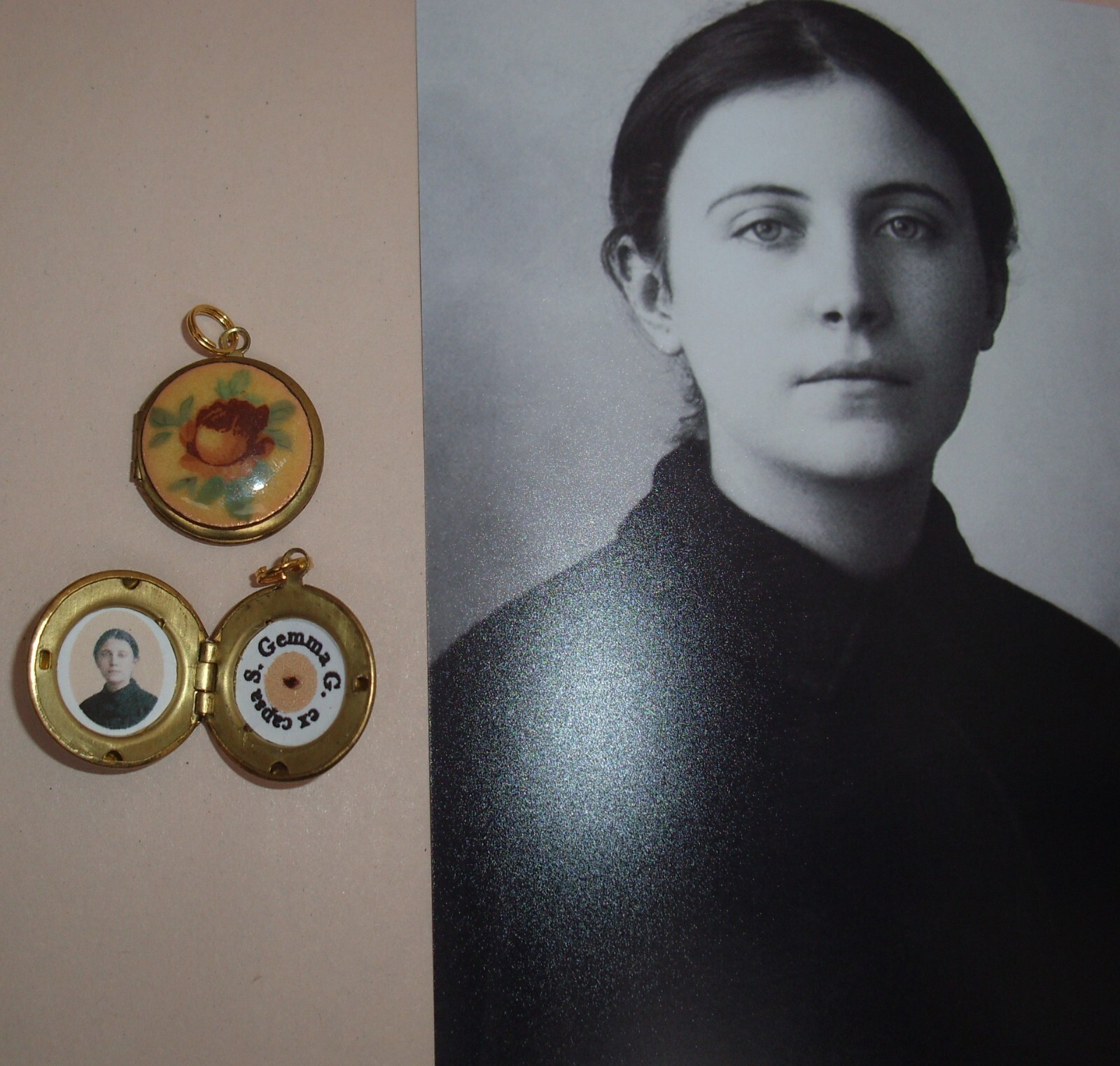 St Gemma Galgani Ex Capsa Relic Locket Red Rose, Used, Free Shipping