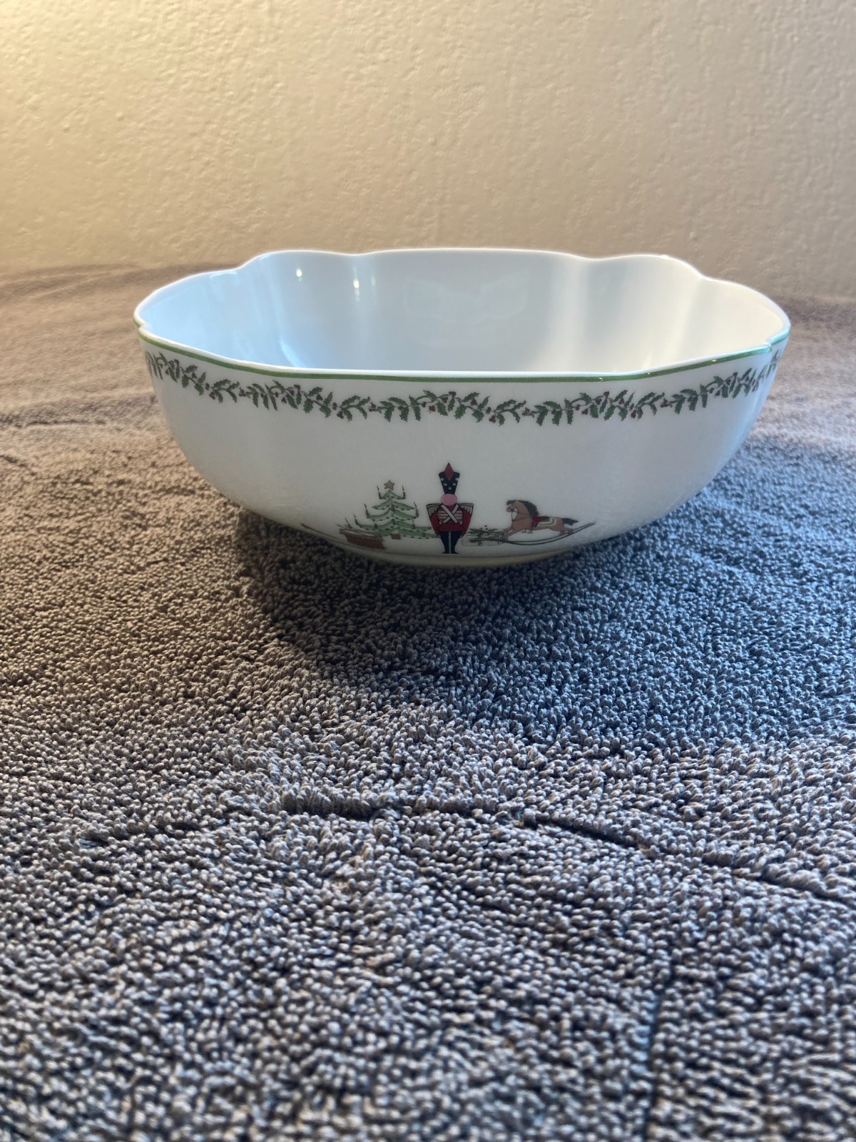 EXCELLENT BERNARDAUD GRENADIERS HAPPY HOLIDAY 6 3/4" LOBED SERVING BOWL