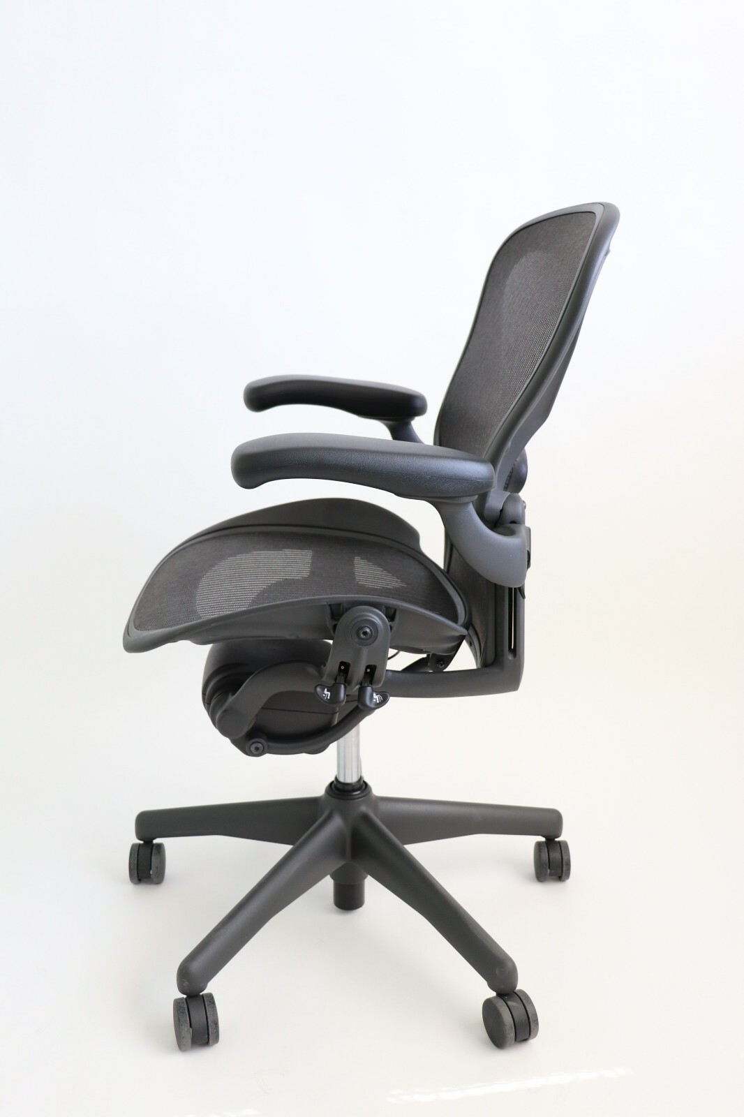 Herman Miller Aeron Mesh Desk Chair Medium Size B fully adjustable w/ lumbar