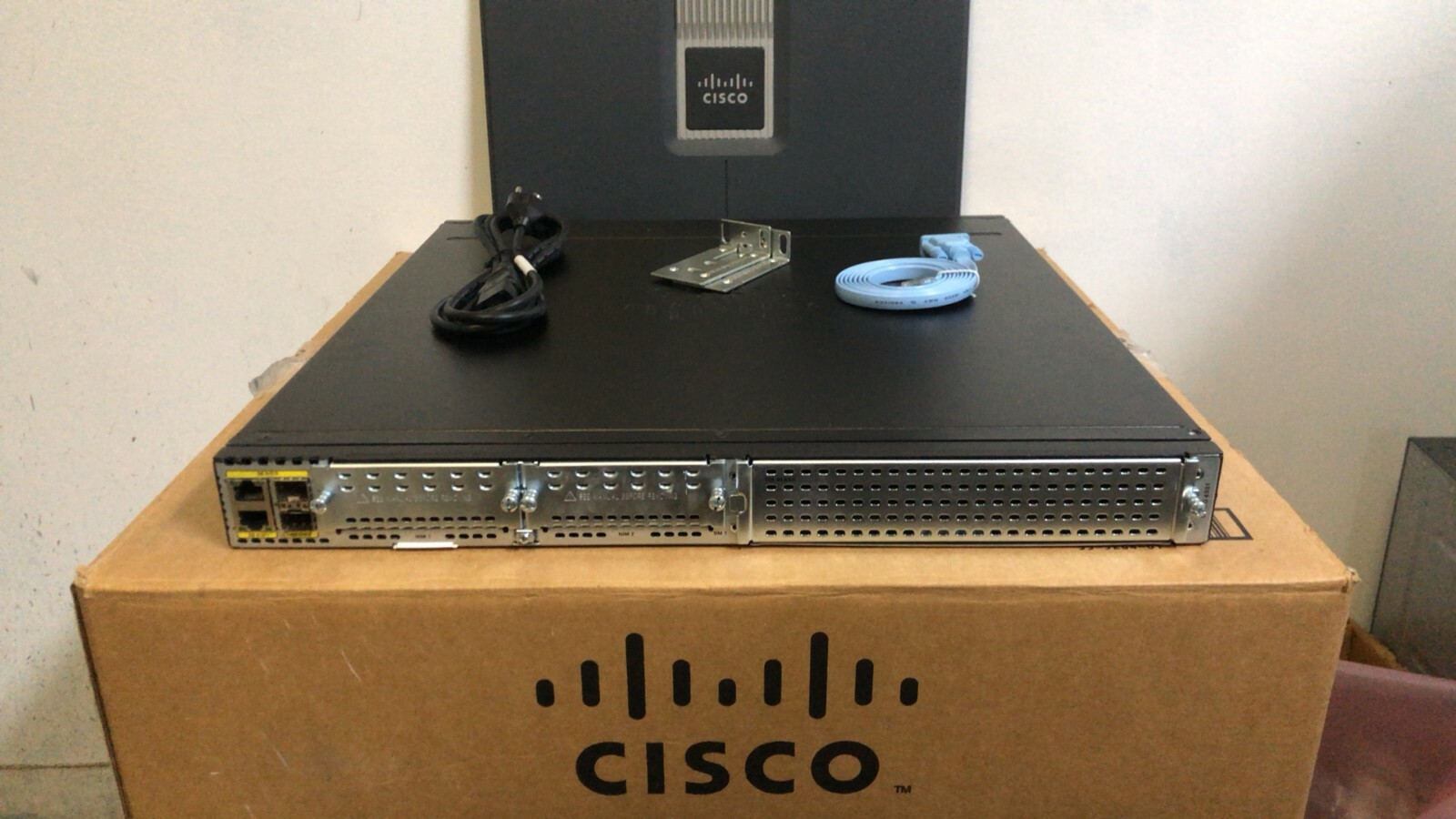 CISCO ISR4331/K9 Integrated Service Router Missing Faceplate NO CPU CLOCK ISSUE