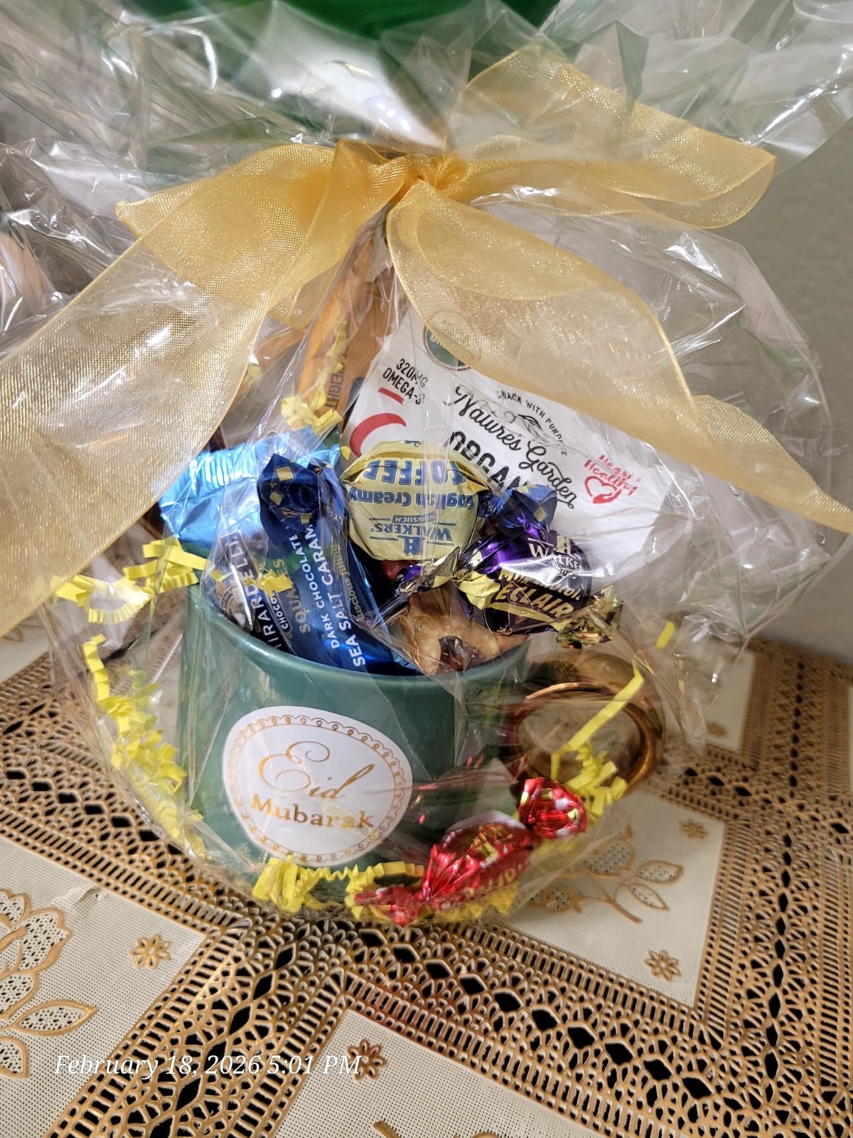wiZamZam Eid Mubarak Gift Basket with Dates, Mug & Henna