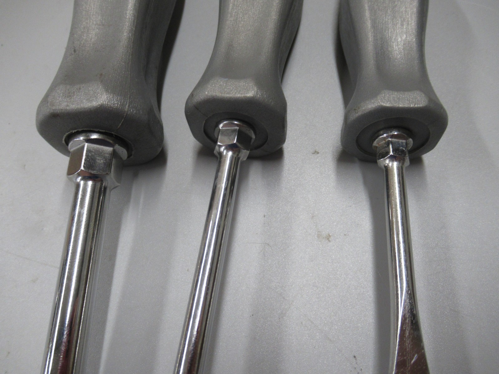 Set of 3 Snap-On SDD Flat-Head Gray Hard Handle Screwdrivers SDD2 SDD4 SDD8