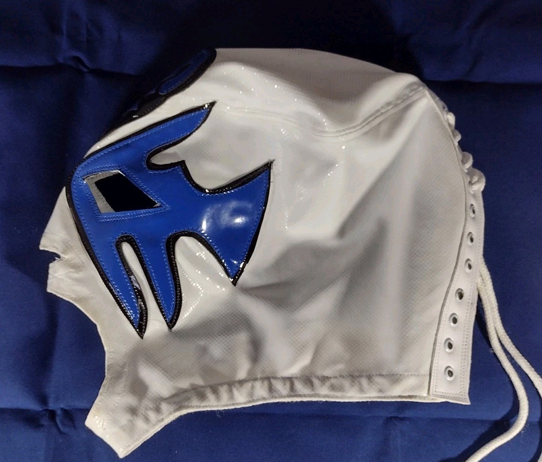 Atlantis CMLL. Semiprofesional Mask in White and Blue.
