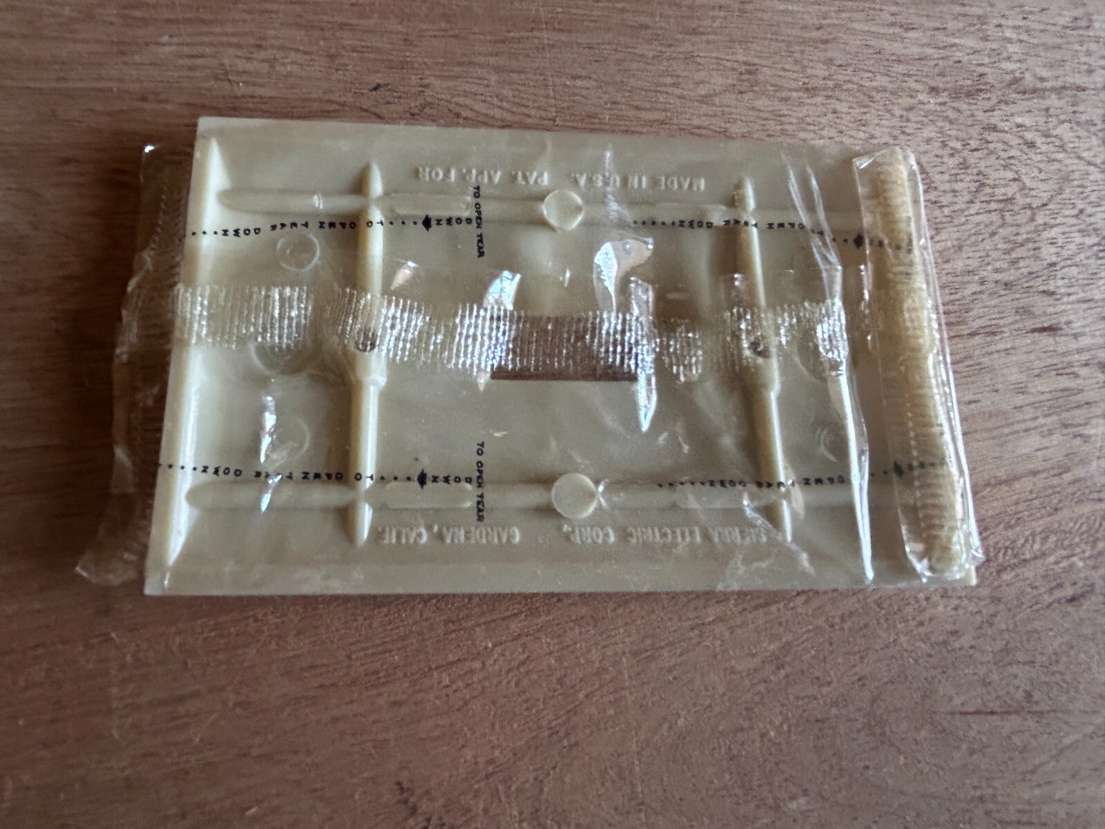 Sierra Single Toggle Switch Cover Wall Plate Lot 24 Ivory Ribbed Vtg Plastic NOS