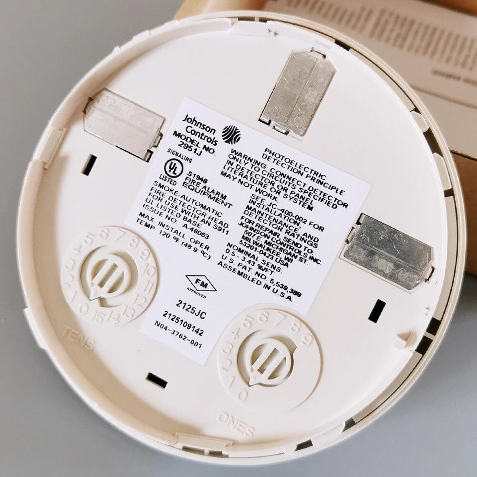 JOHNSON CONTROLS 2951J PHOTOELECTRIC SMOKE DETECTOR FREE SHIPPING