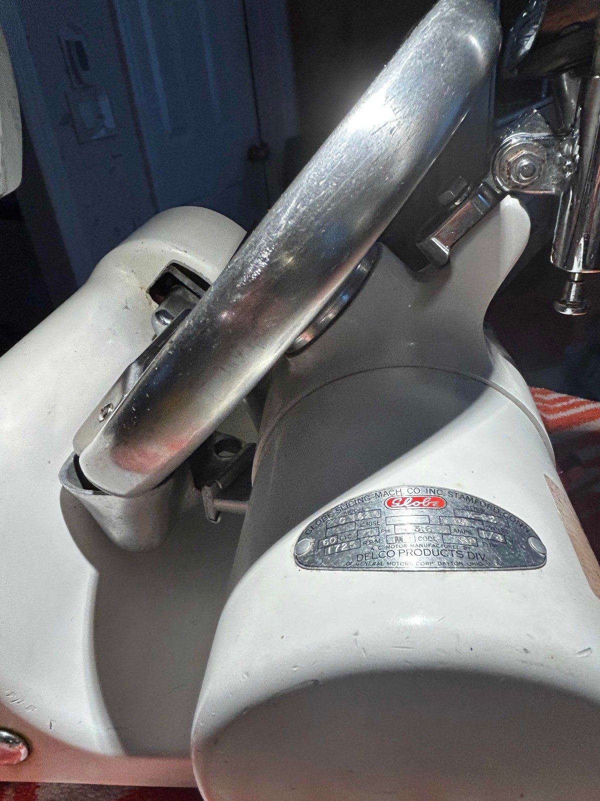 Globe C1620 Commercial Meat Slicer w. Built-in Sharpener