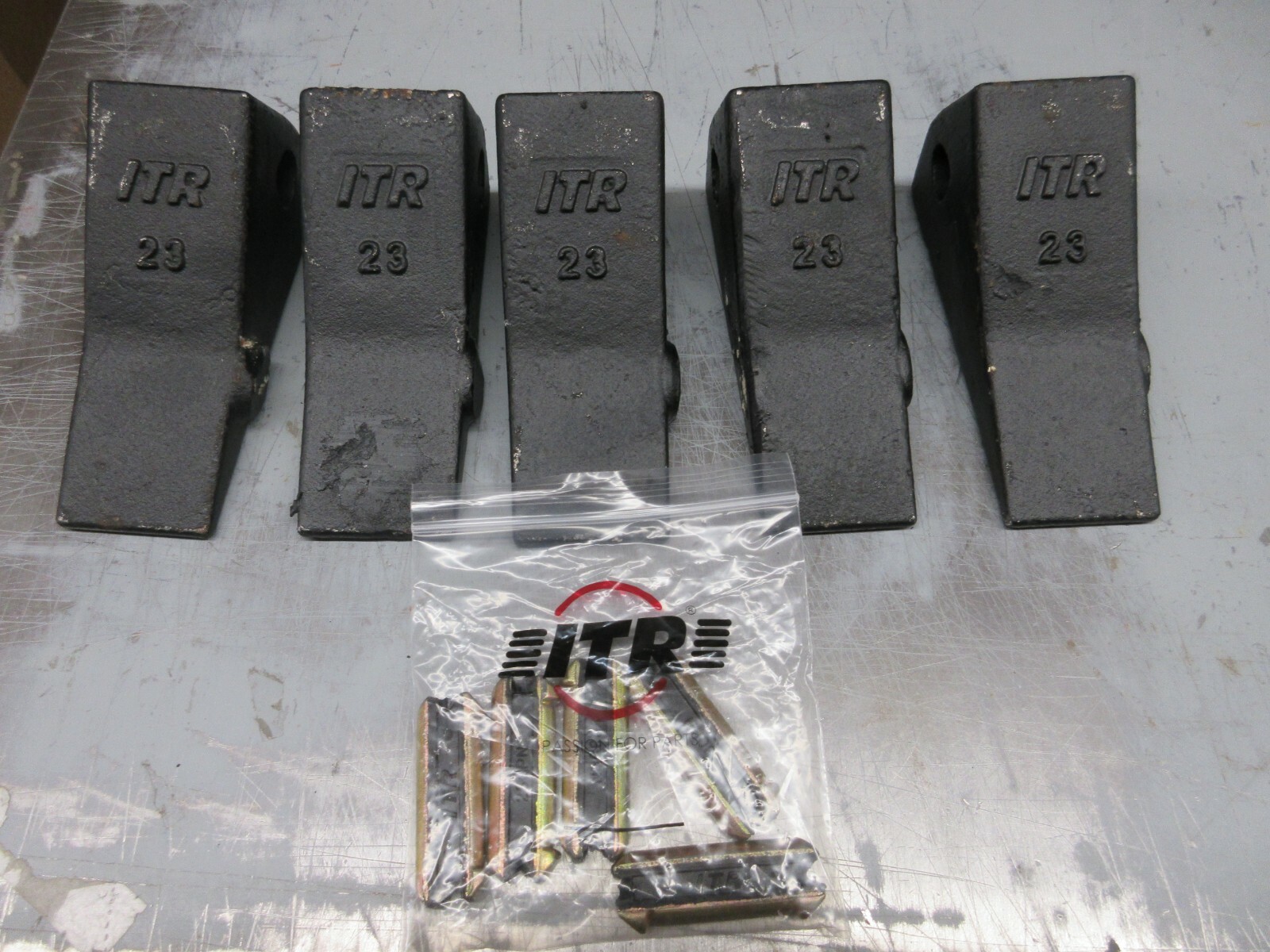 BACKHOE BUCKET TEETH DIGGING TEETH PINS Set 5 23 230 230SP Skidsteer Tooth ITR