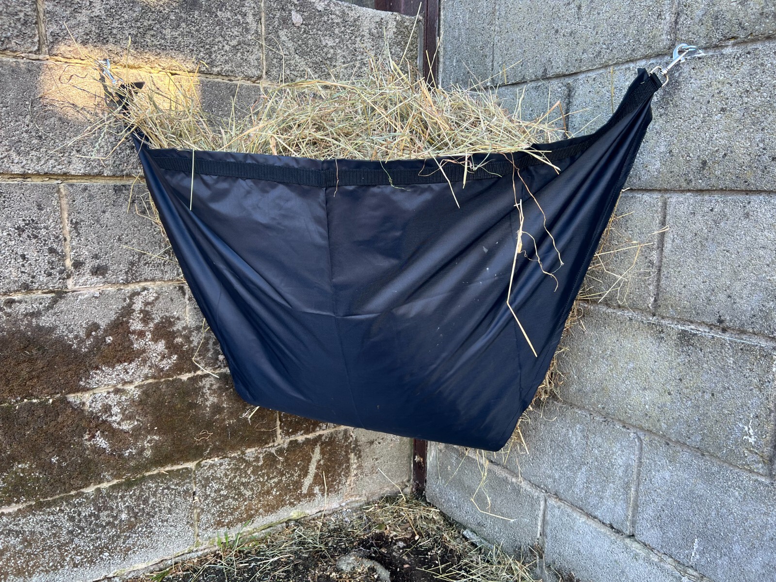 Turners Hay Sling Hay Bar Quick Fill Large Hay Corner Feeder Waterproof Haynet