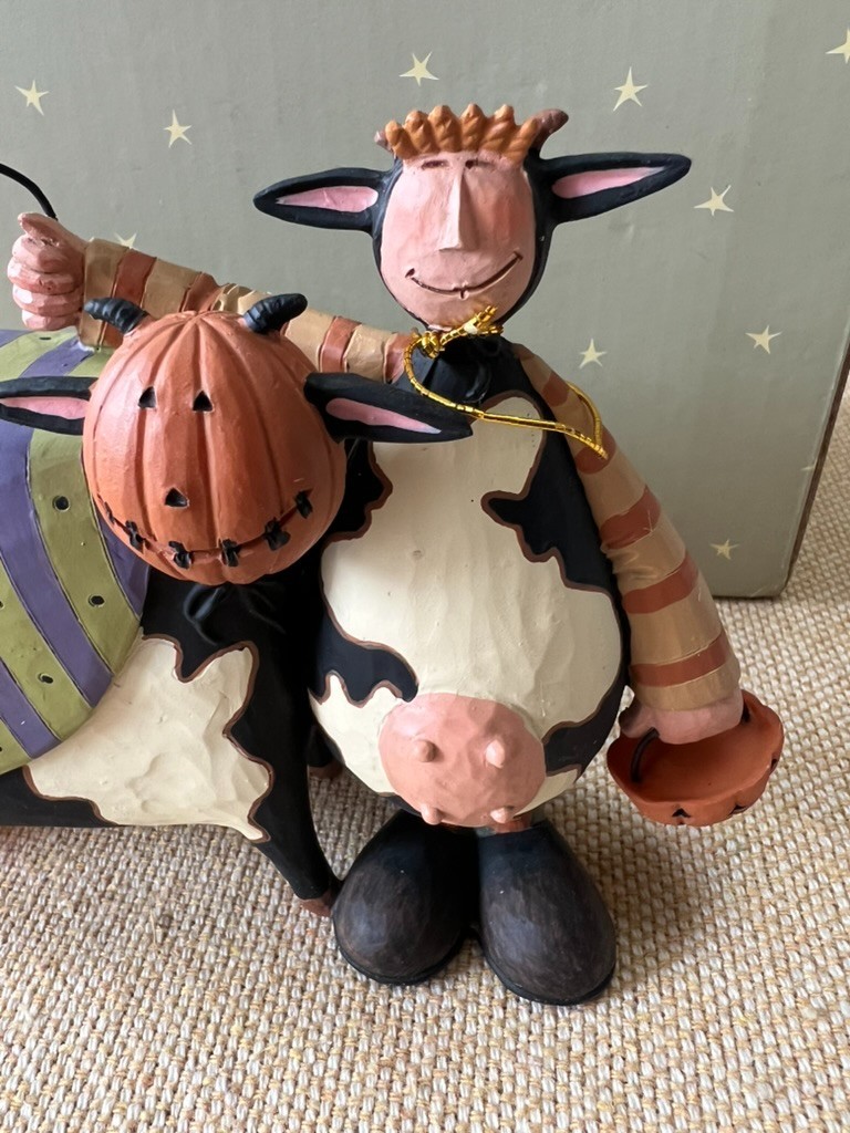 Williraye -ww6155 - COWSTUME PARTY - Halloween Cow with Pumpkin and Bat -New/Box