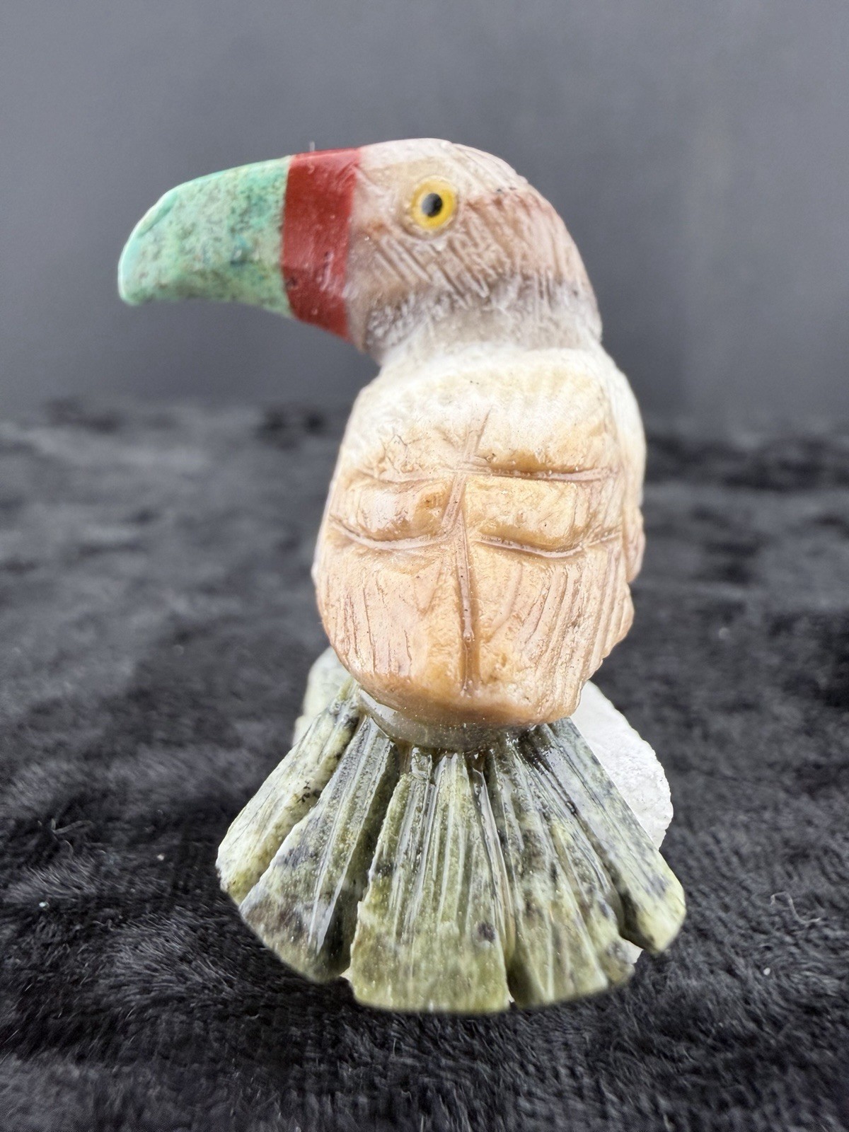 Gemstone Bird Sculpture on Mineral Base. 22 g. 27x31x40 mm