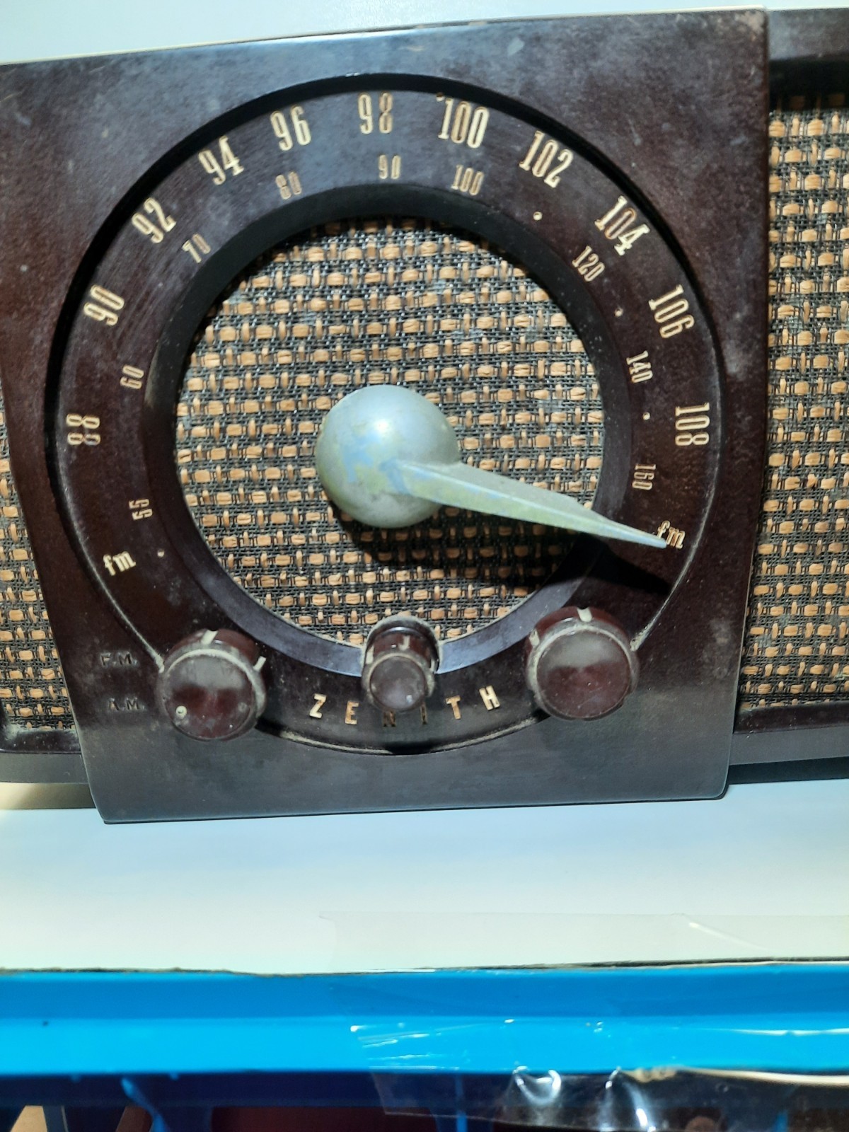 Vintage ZENITH white bakelite radio, model S-22922- AM/FM- turns on / Parts