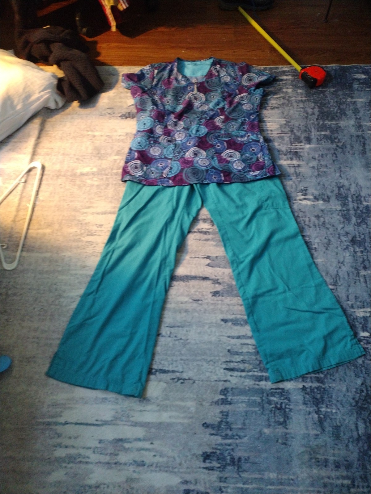 SET OF 2SCRUB TOPS AND MATCHING PANTS FOR BOTH IN MED.