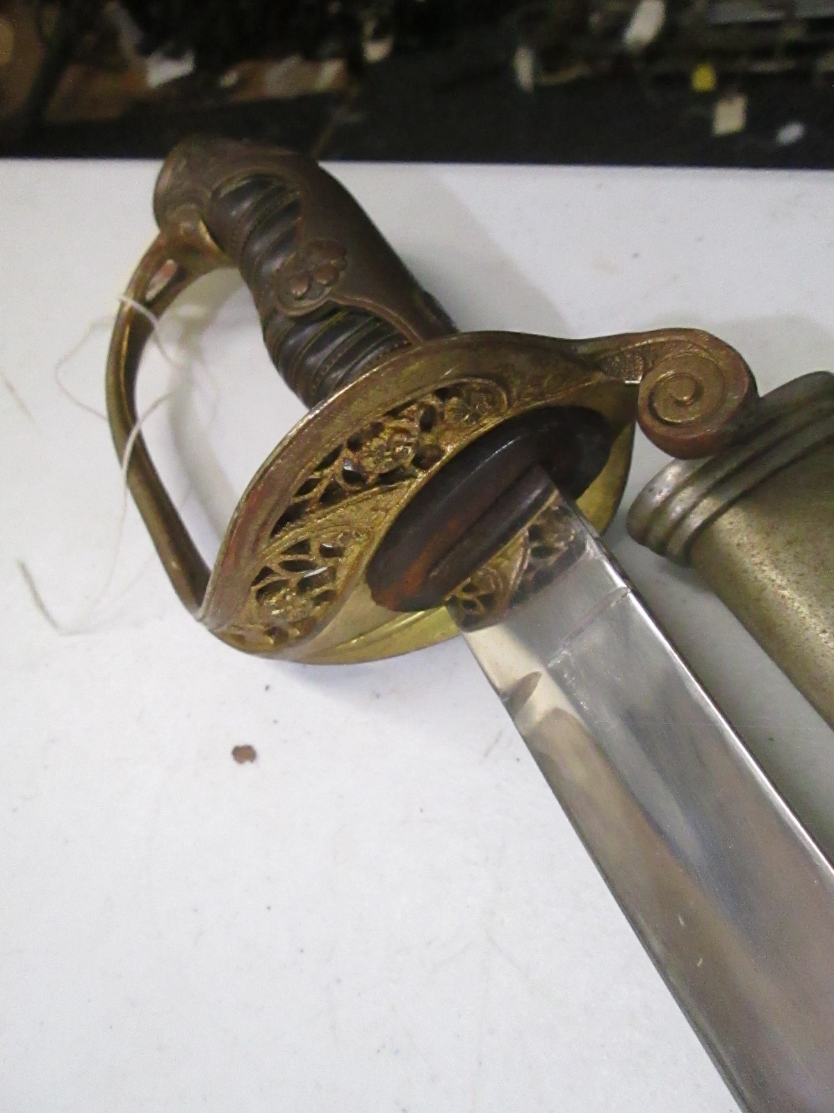 WWII JAPANESE OFFICERS PARADE SWORD WITH SCABBARD & FAMILY CREST MON LONG #L46