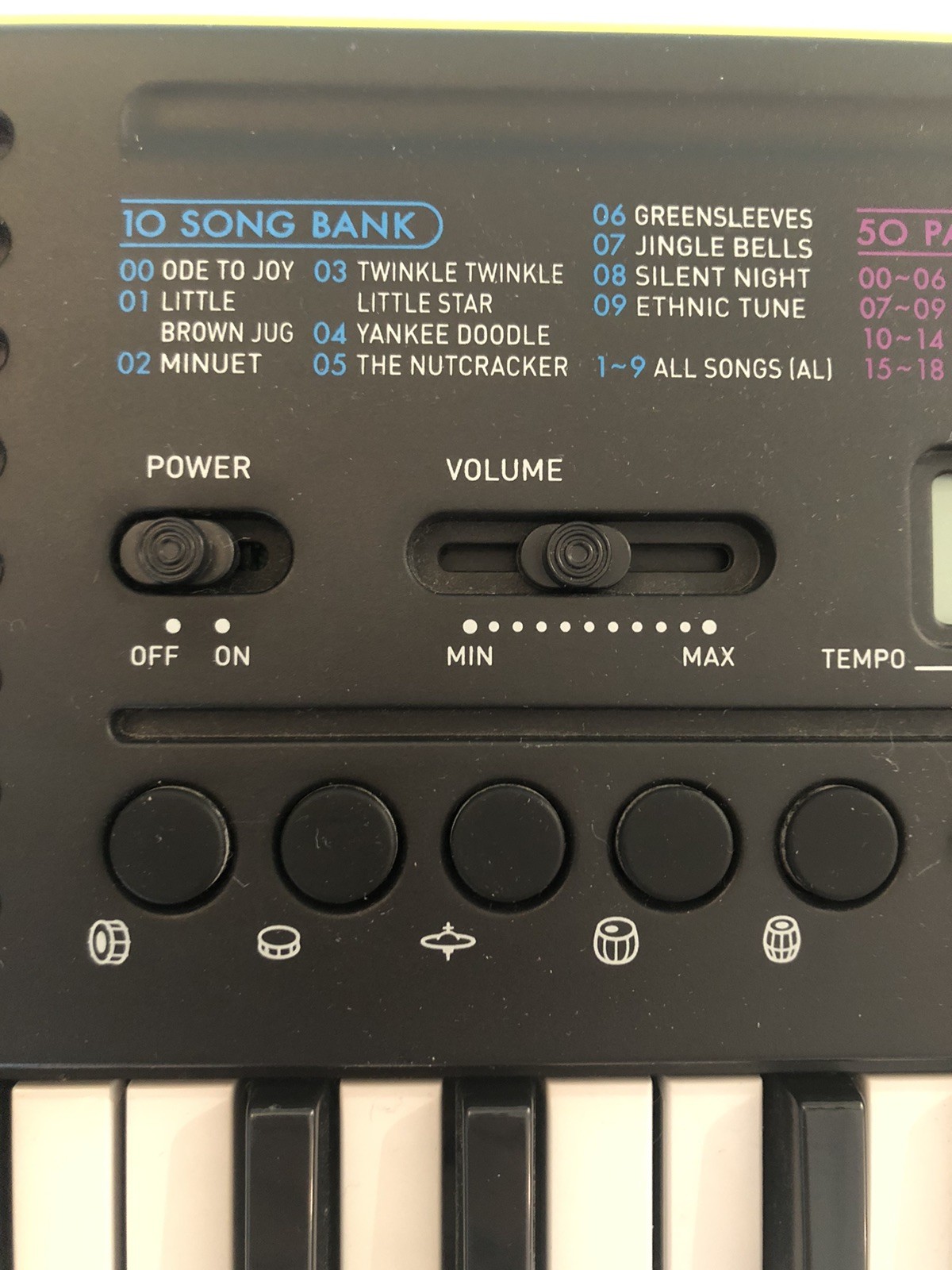 NEW OOB Casio SA-46 32-Key Mini Electronic Keyboard Black & Green + Batteries