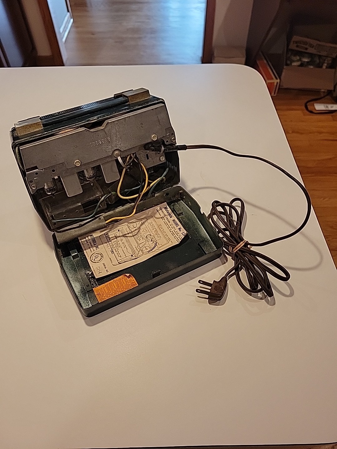 Vintage Motorola Model Green with Gold Flip Up Vintage Tube Radio 52M1U - AS-IS