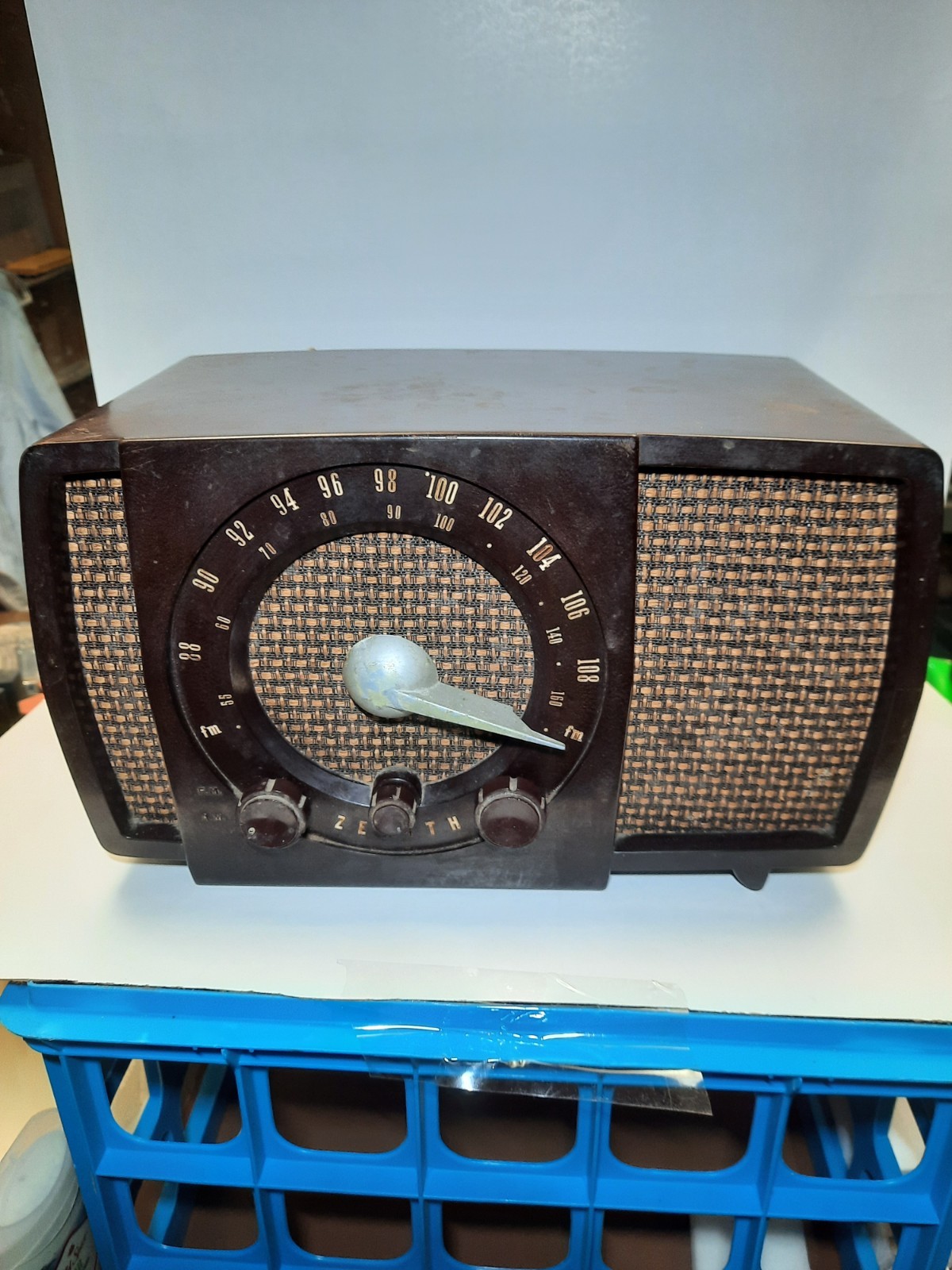 Vintage ZENITH white bakelite radio, model S-22922- AM/FM- turns on / Parts