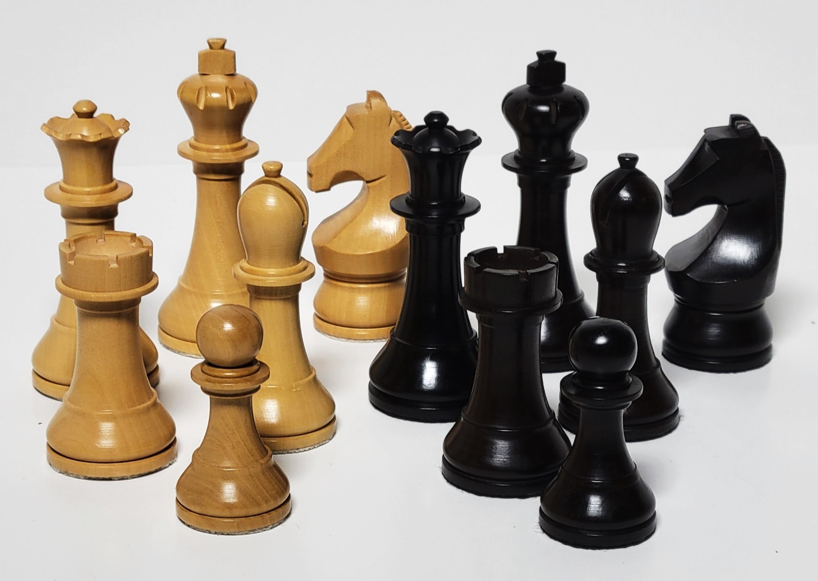 WORLD CHAMPIONSHIP STYLE CHESSMEN - 19 in. VINYL MAT - 4 QUEENS - K=3¾ in. (L07)